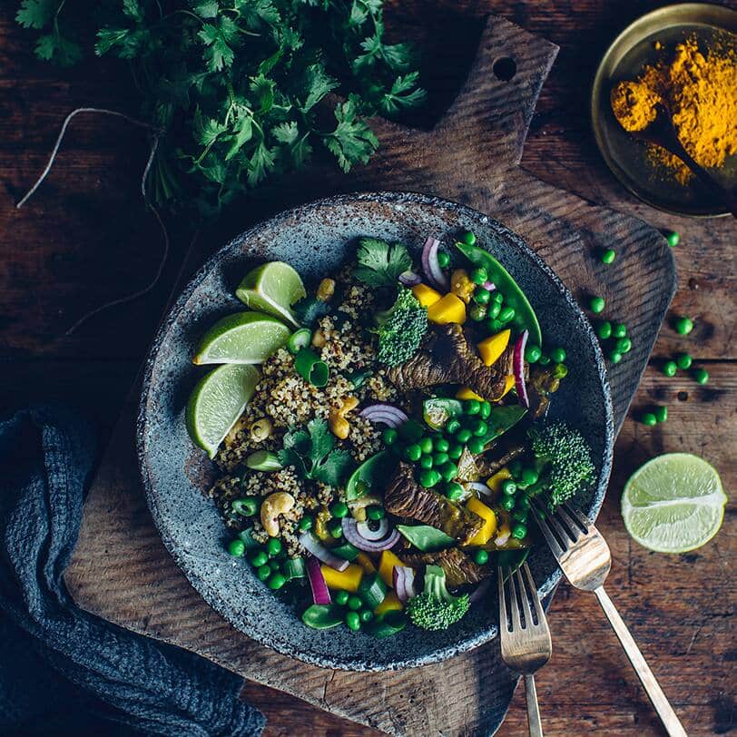 Schnell und einfach zubereitet und einfach ein Genuss: Mit Kokosmilch wird das Thai-Curry mit Rind und Quinoa schön cremig!