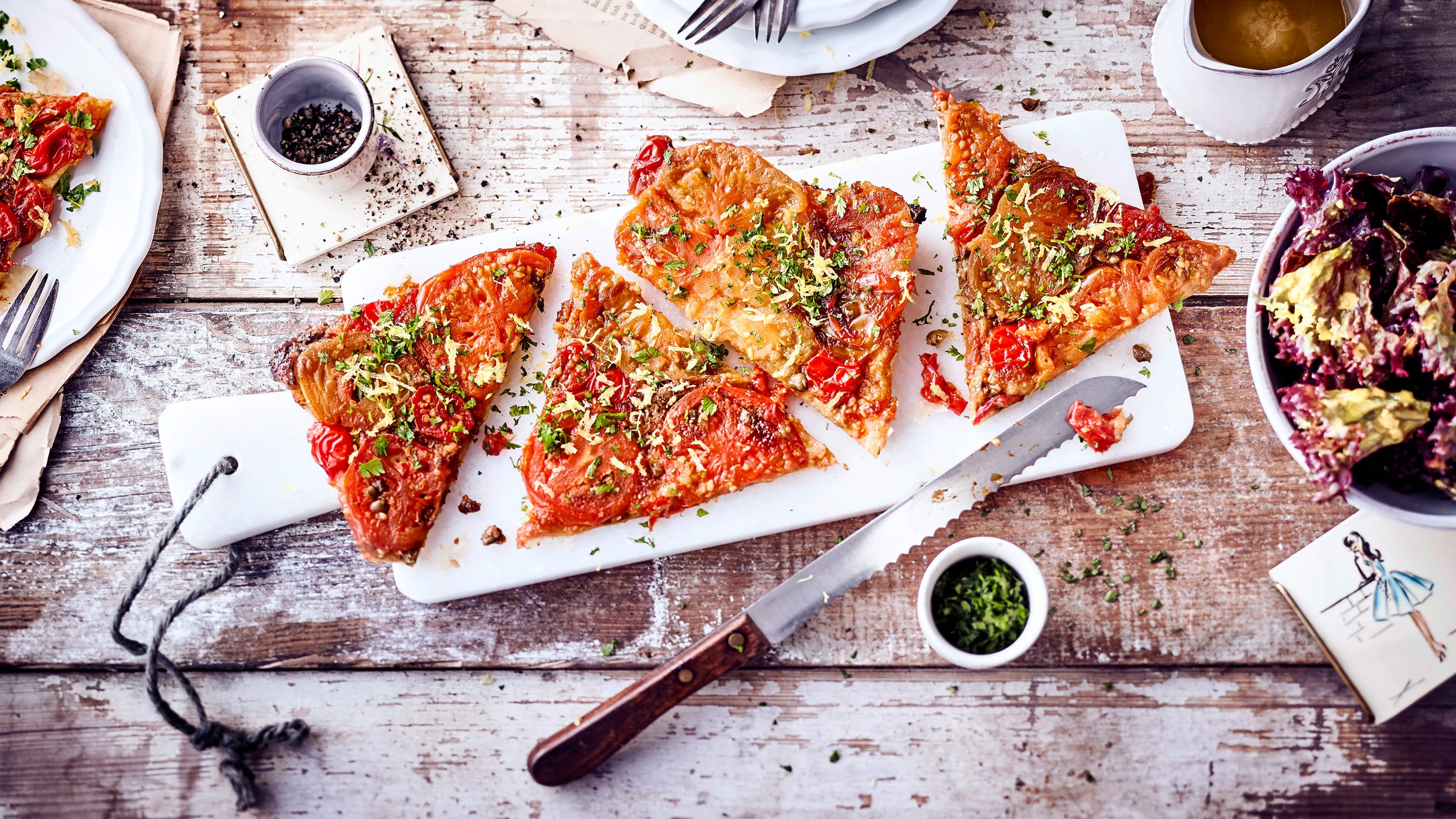 Tomaten-Tarte-Tatin Verzaubern Sie Ihre Liebsten mit diesem pikanten Gemüsegericht aus dem Ofen: Probieren Sie unsere Kirschtomaten-Tarte-Tatin mit frischen Kräutern und einem selbstgemachten Ziegenfrischkäse-Dip.