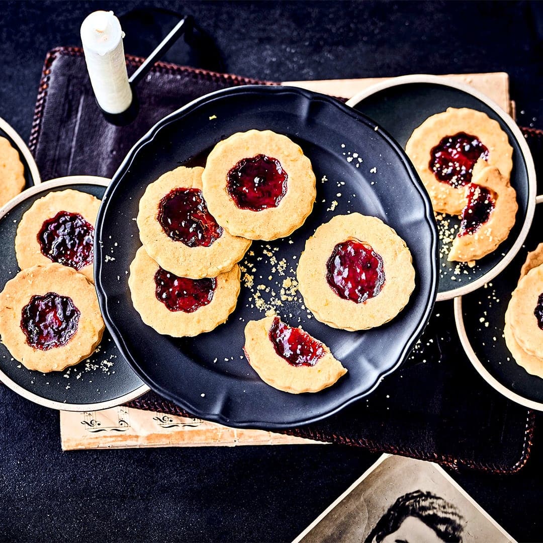 Plätzchen backen geht nicht vegan? Aber natürlich! Probieren Sie doch einmal unsere veganen Mürbeteig Plätzchen mit Konfitüre!