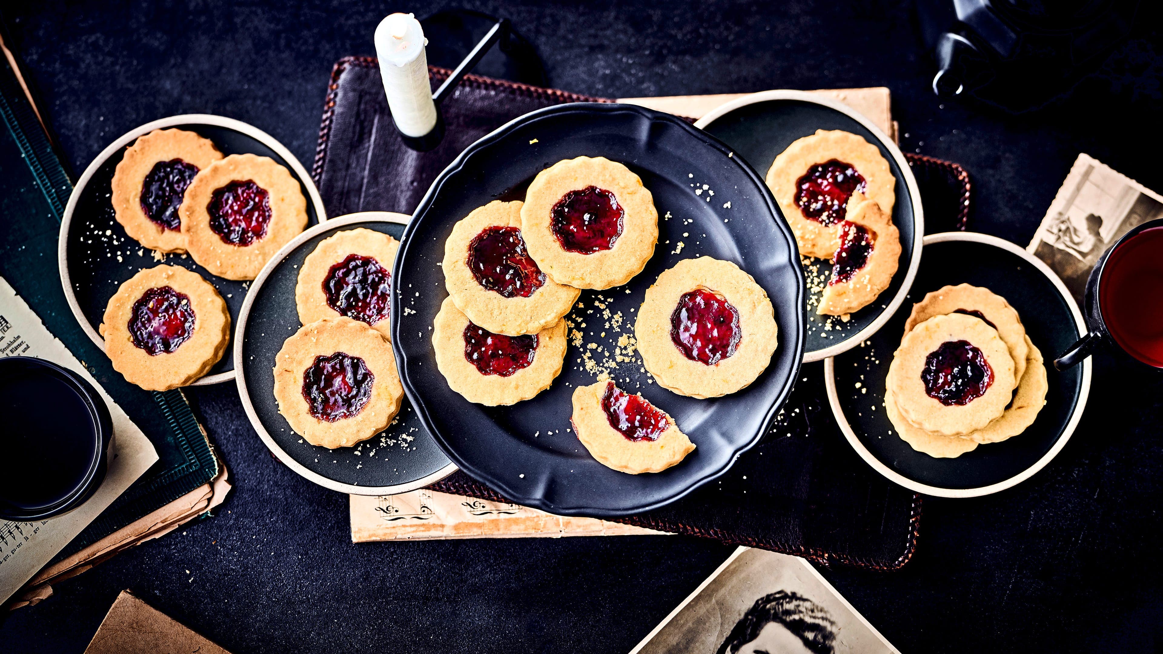 Vegane Mürbeteig Plätzchen Plätzchen backen geht nicht vegan? Aber natürlich! Probieren Sie doch einmal unsere veganen Mürbeteig Plätzchen mit Konfitüre!