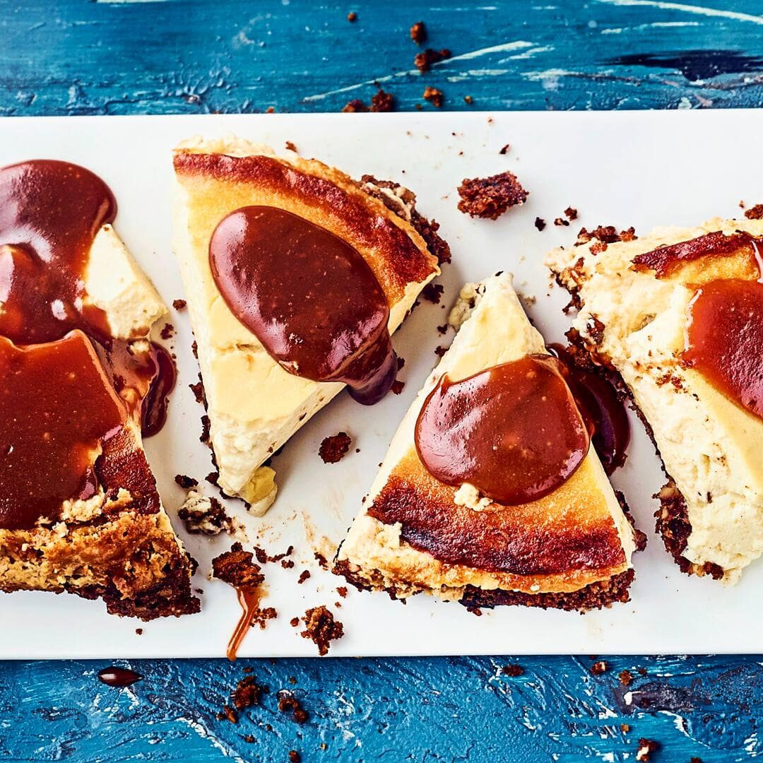 Der vegane Salzkaramell-Käsekuchen wird mit Datteln und Pekannüssen zubereitet. Am besten schmeckt der vegane Kuchen, wenn das Karamell noch warm ist – einfach ein Genuss.