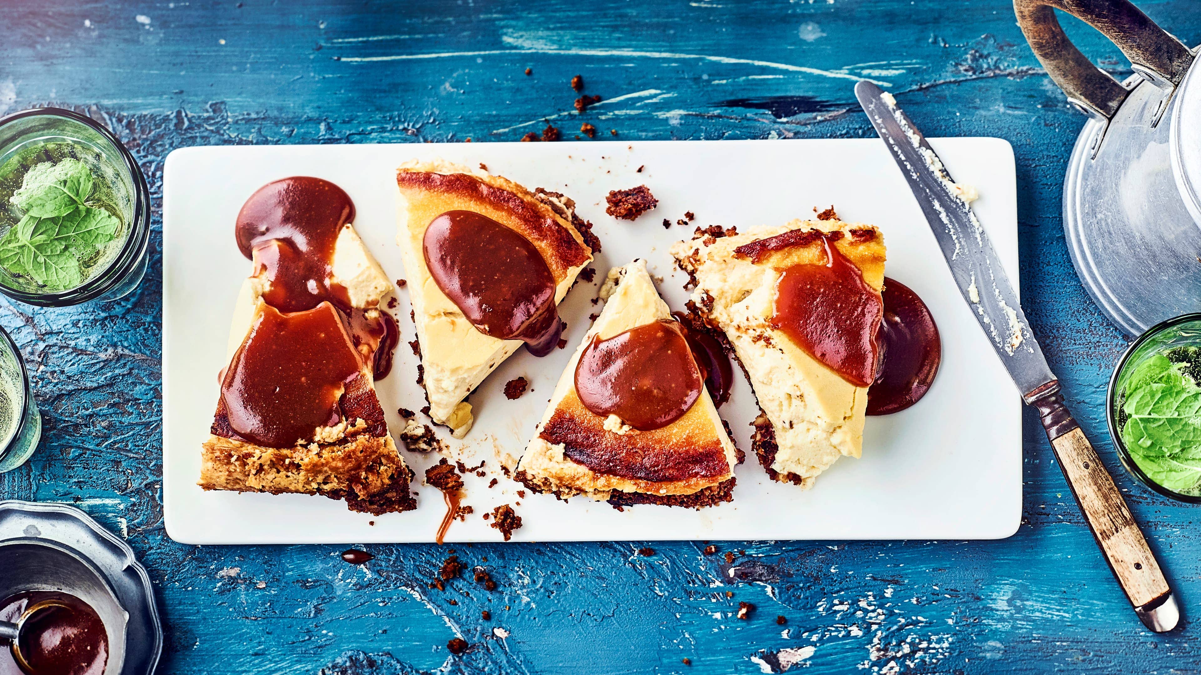 Veganer Salzkaramell-Käsekuchen Der vegane Salzkaramell-Käsekuchen wird mit Datteln und Pekannüssen zubereitet. Am besten schmeckt der vegane Kuchen, wenn das Karamell noch warm ist – einfach ein Genuss.
