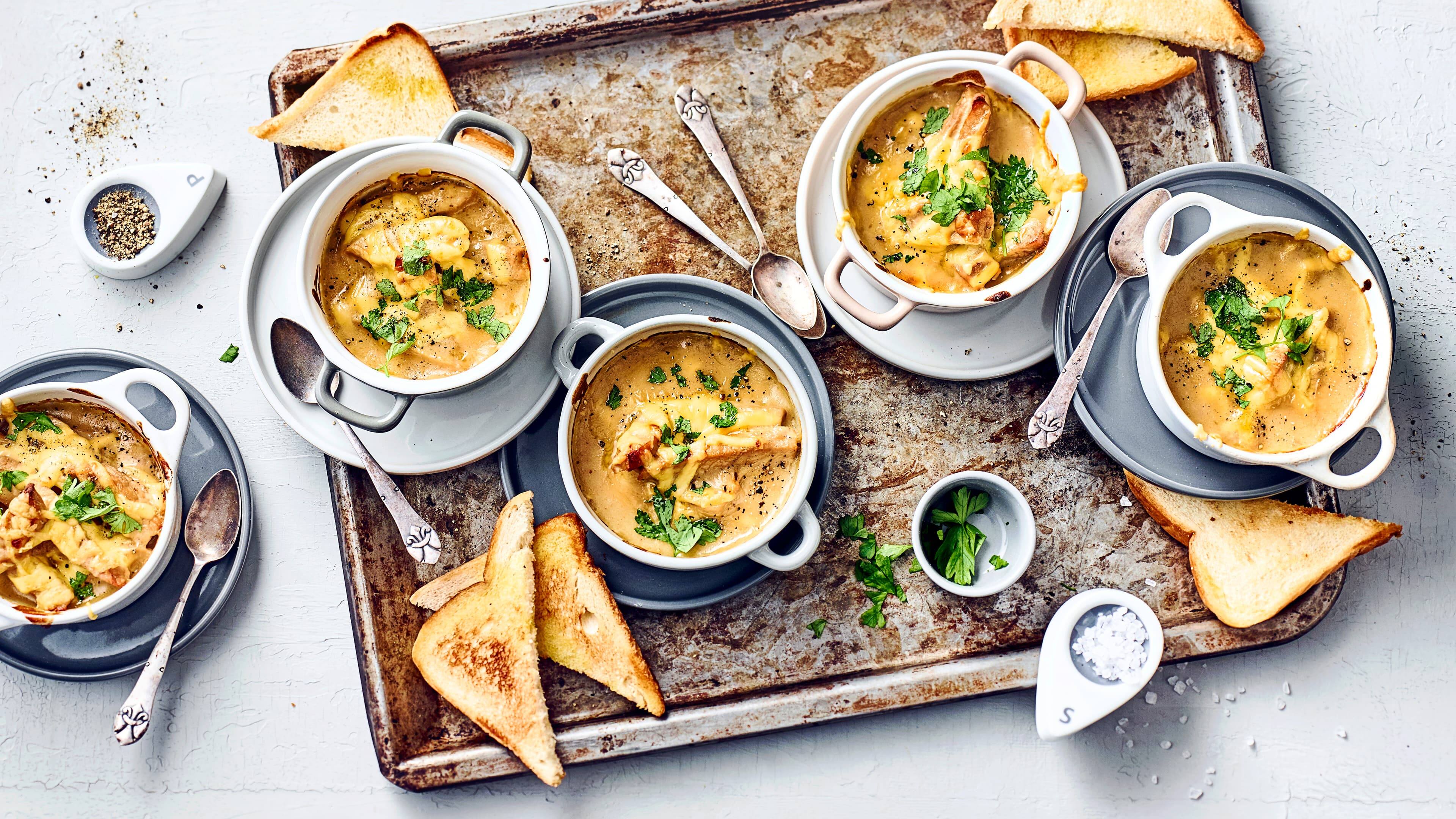 Würzfleisch Würzfleisch ist eine Art Ragout mit Soße und stammt aus der ehemaligen DDR. Wir servieren die Spezialität mit Petersilie und Toastbrot.