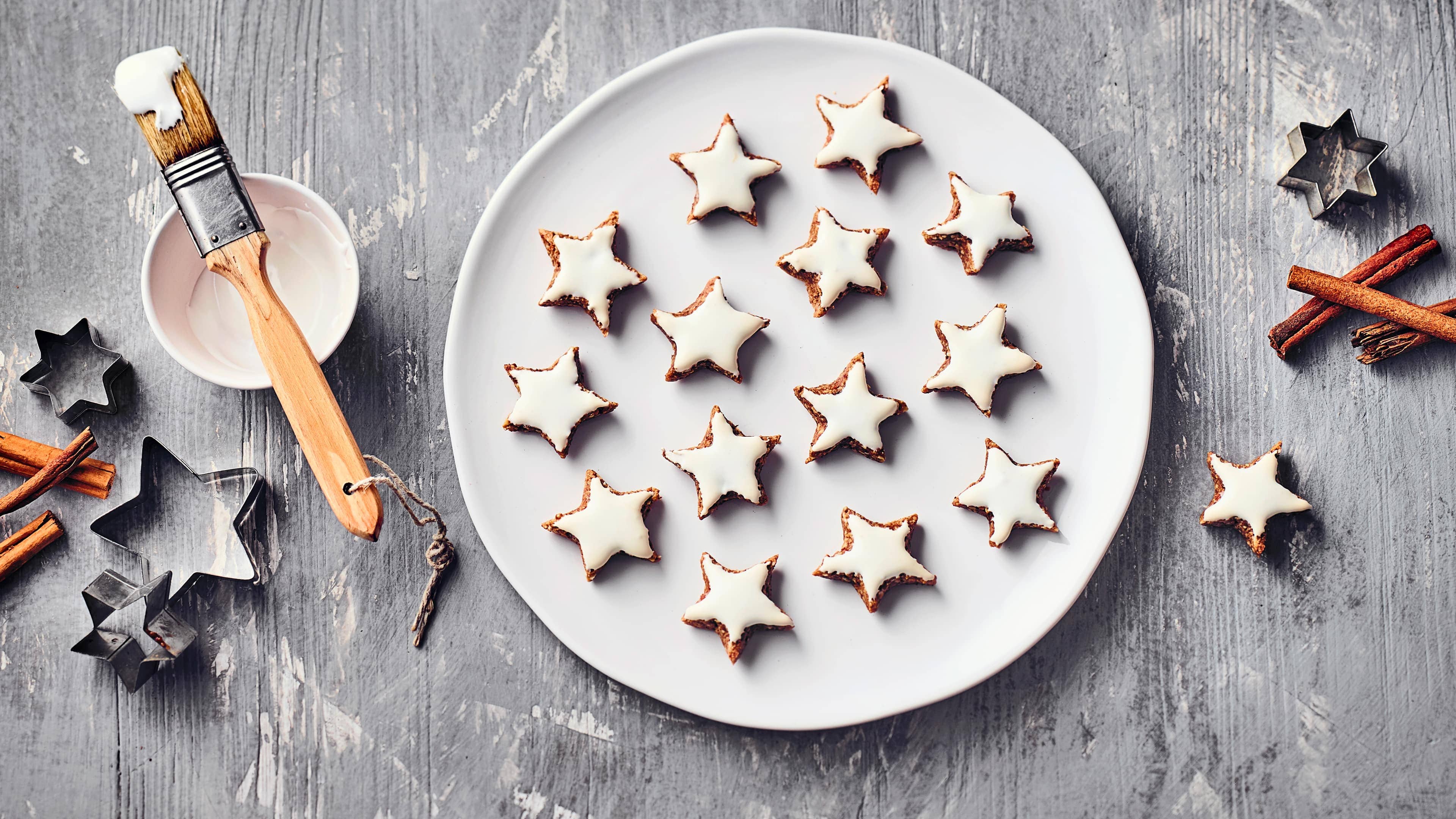 Zimtsterne ohne Zucker Auf den Zimt wollen wir natürlich nicht verzichten, dafür aber auf den klassischen Industrie-Zucker. Probieren Sie einmal unser Rezept für selbstgemachte Zimtsterne ohne Zucker.
