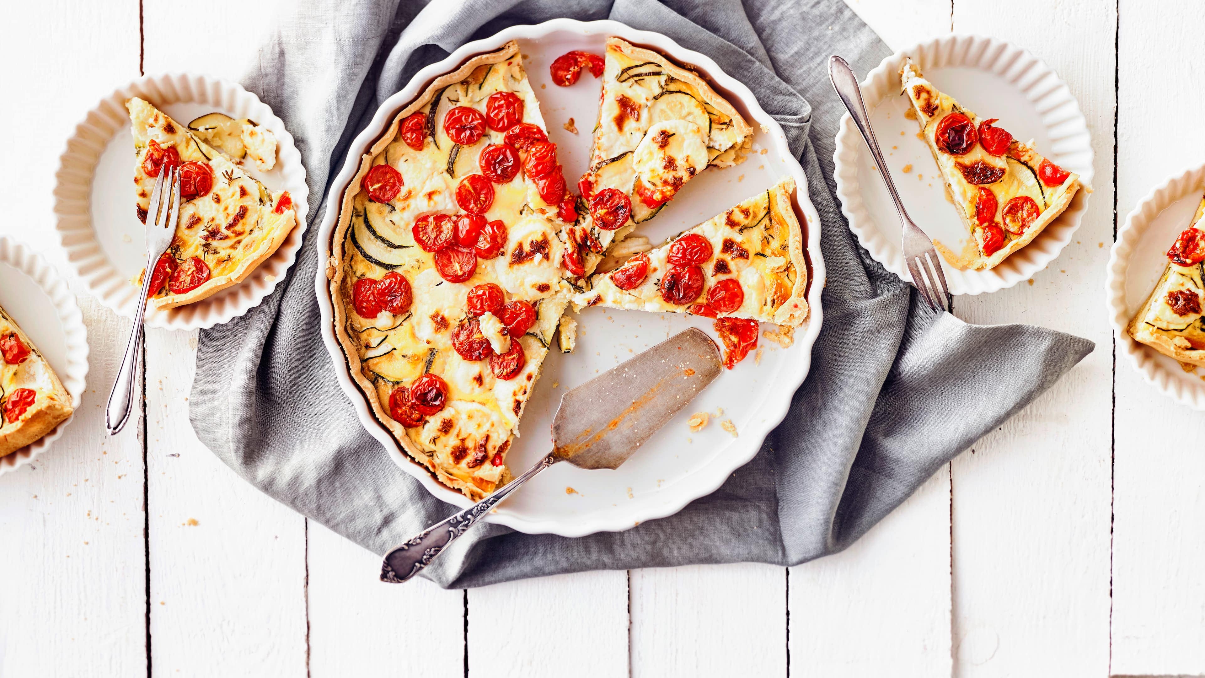 Zucchini-Ziegenkäse Quiche Unser Tipp für ein raffiniertes Wintergericht aus dem Ofen: Probieren Sie unsere Quiche mit Zucchini, Tomaten und Ziegenkäse – pikant und lecker!