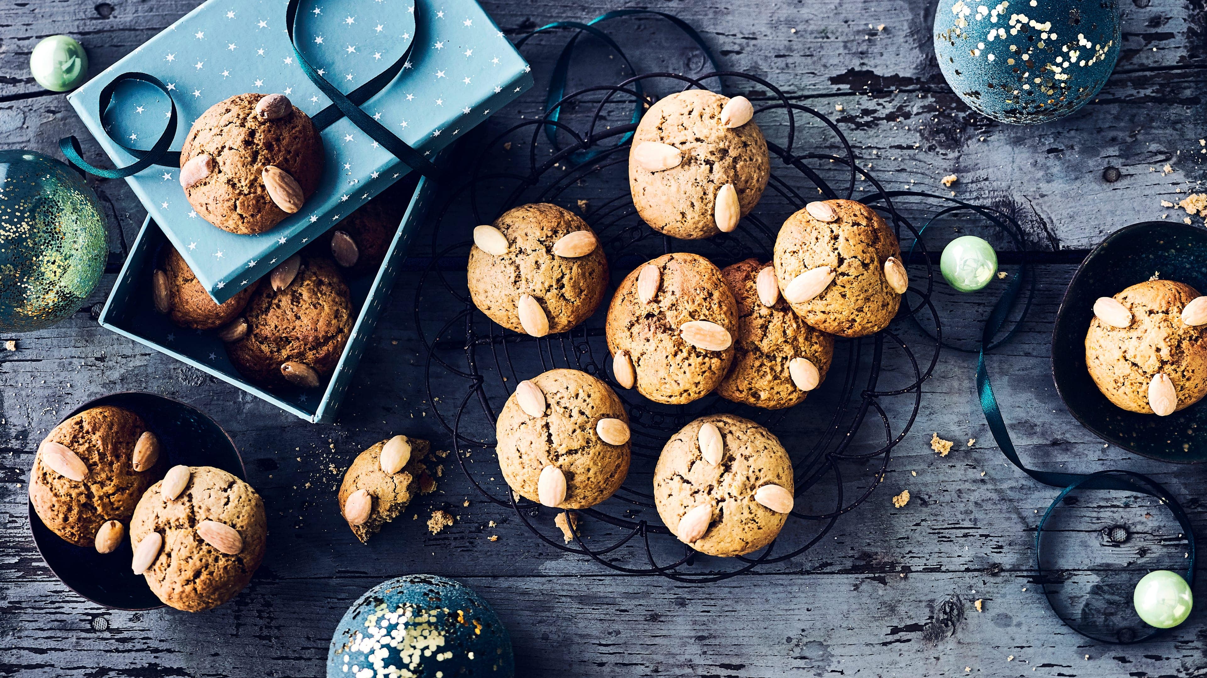 Pfefferkuchen Backen Sie doch mal Pfefferkuchen in der Weihnachtszeit. Das aromatische Gebäck der Lebkuchenvariante schmeckt herrlich zu Kaffee oder Tee und lässt doch gleich Weihnachtsstimmung aufkommen.