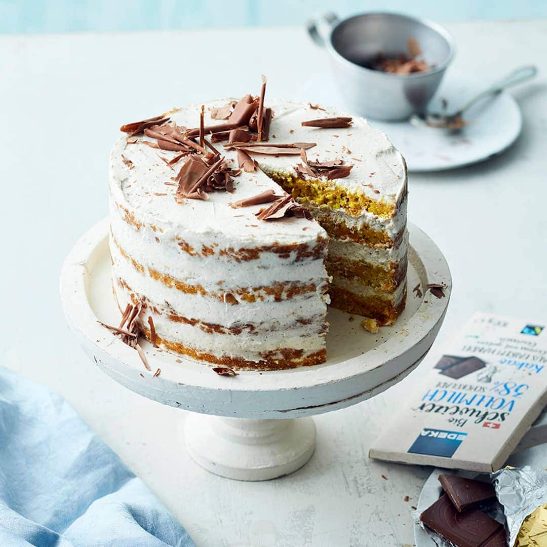 Probieren Sie unser Rezept für eine leckere Möhrentorte aus Dinkelmehl, Mandeln und Kukurma mit cremiger Mascarponecreme und Schokoladenspänen aus!