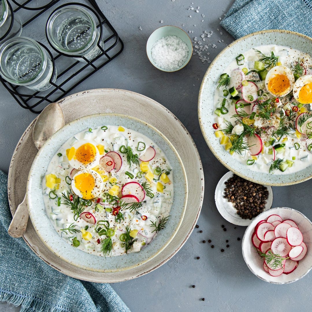 Es gibt als kalte Suppe nicht nur Gazpacho, auch dieses bekannte Gericht aus Russland ist eine erfrischende Suppe im Sommer: Okroschka aus Kartoffeln, Radieschen, Gurke, Joghurt und Crème fraîche.