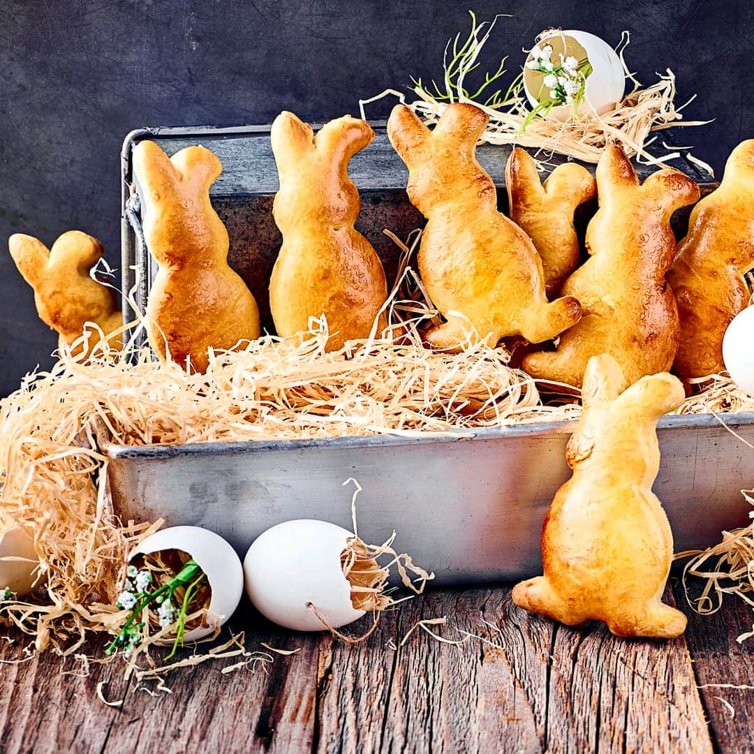 Leckeres Gebäck für Ihre Ostertafel: Probieren Sie unsere Osterhasen aus frischem Hefeteig und goldbraun gebacken!
