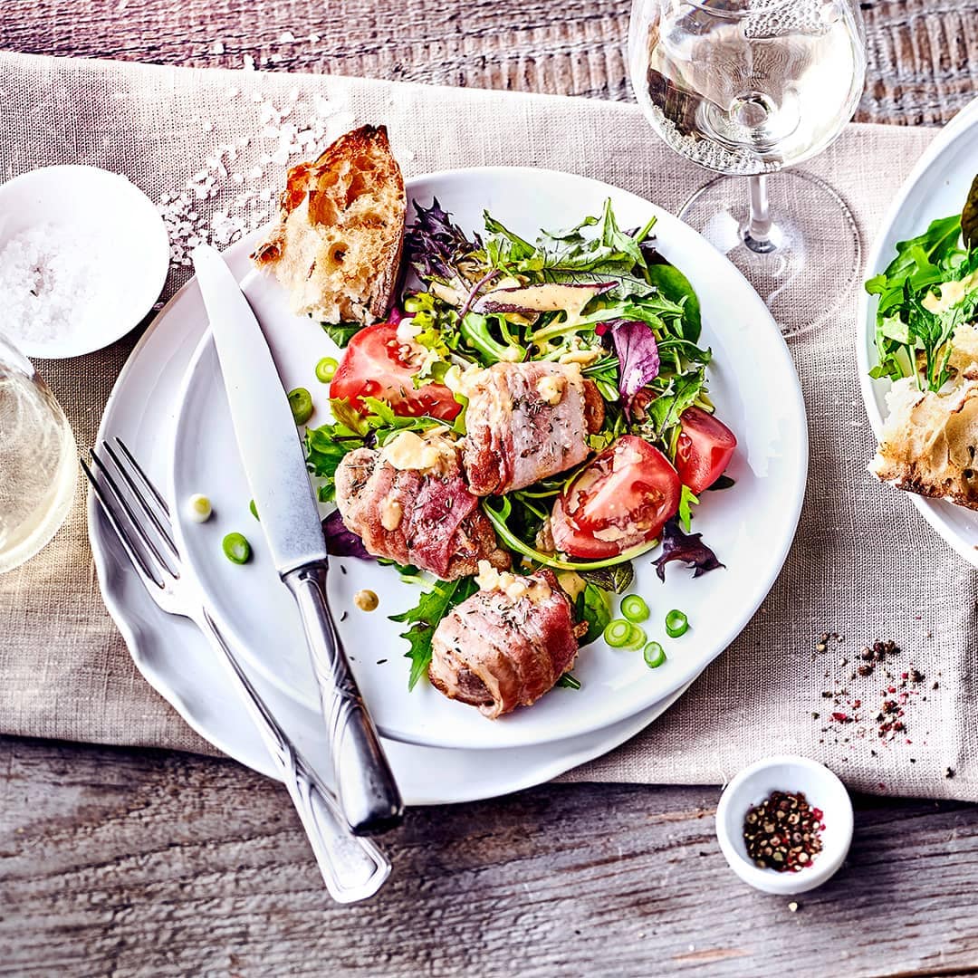 Mediterranes Gericht vom Grill: Probieren Sie unsere Schweinefilets an Ceasar Salat mit pikantem Dressing aus Parmesan, Knoblauch und Sardellenfilets!