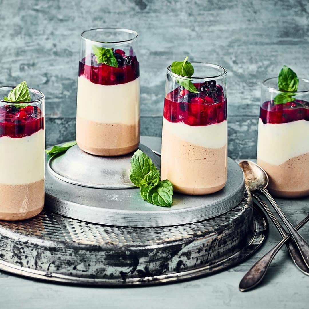 Verzaubern Sie Ihre Liebsten mit diesem raffinierten Dessert: Probieren Sie unsere Nougat-Marzipan-Creme mit Sahne an einem fruchtigen Kompott aus gemischten Beeren, Zimt und Multivitaminsaft!