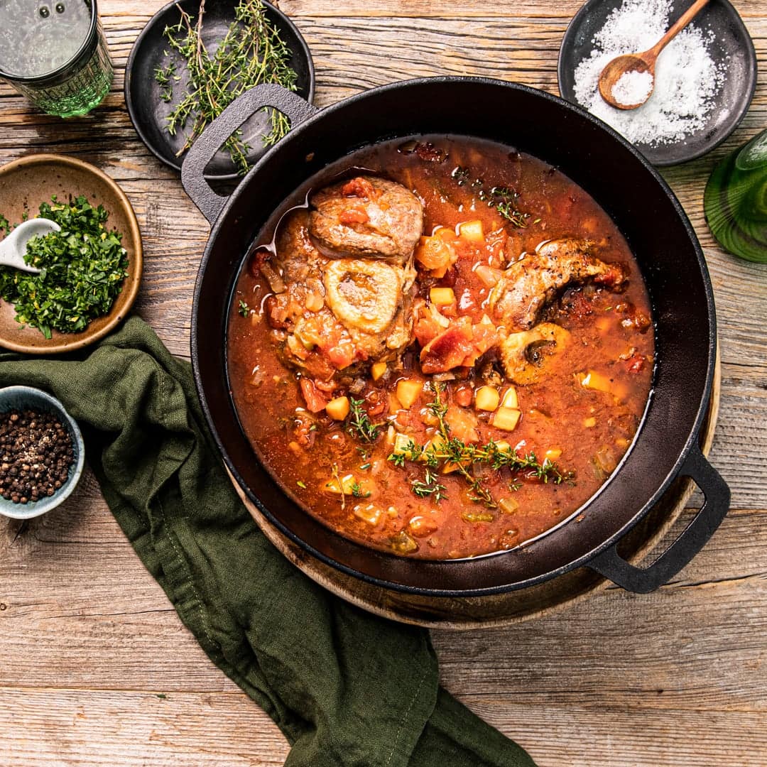 Sie lieben die italienische Küche? Dann schmoren Sie eine schmackhafte Kalbshaxe mit Wurzelgemüse nach unserem Ossobuco-Rezept.