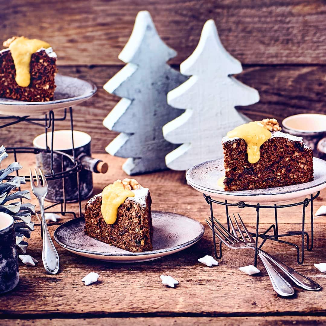 Sie möchten zu Weihnachten etwas Besonderes backen? Unser saftiger Rotwein-Gewürzkuchen begeistert mit feinen Aromen!