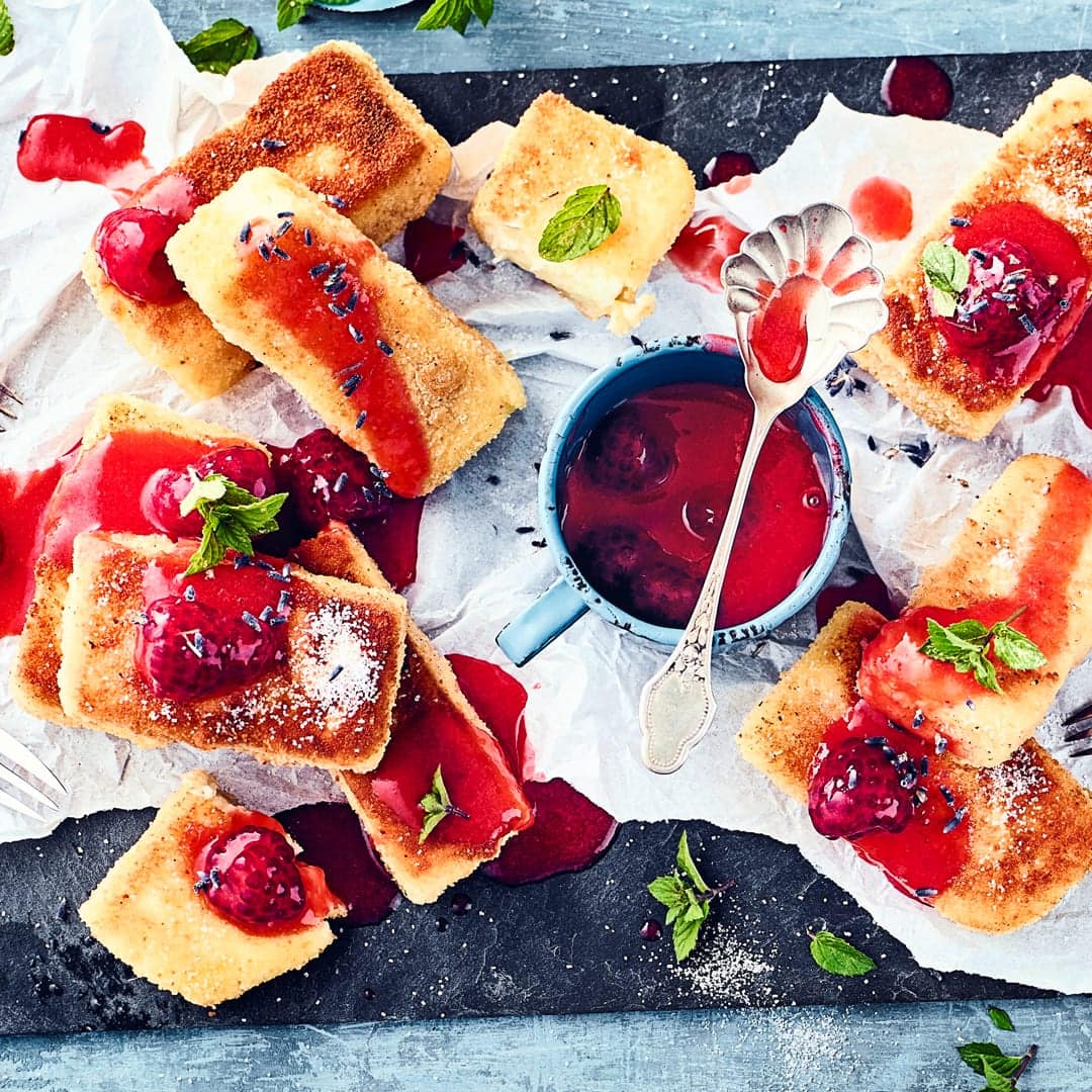 Mit unseren gebratenen Grießschnitten bereiten Sie ein ausgefallenes Dessert zu, das mit einem warmen Erdbeer-Himbeer-Kompott serviert wird.