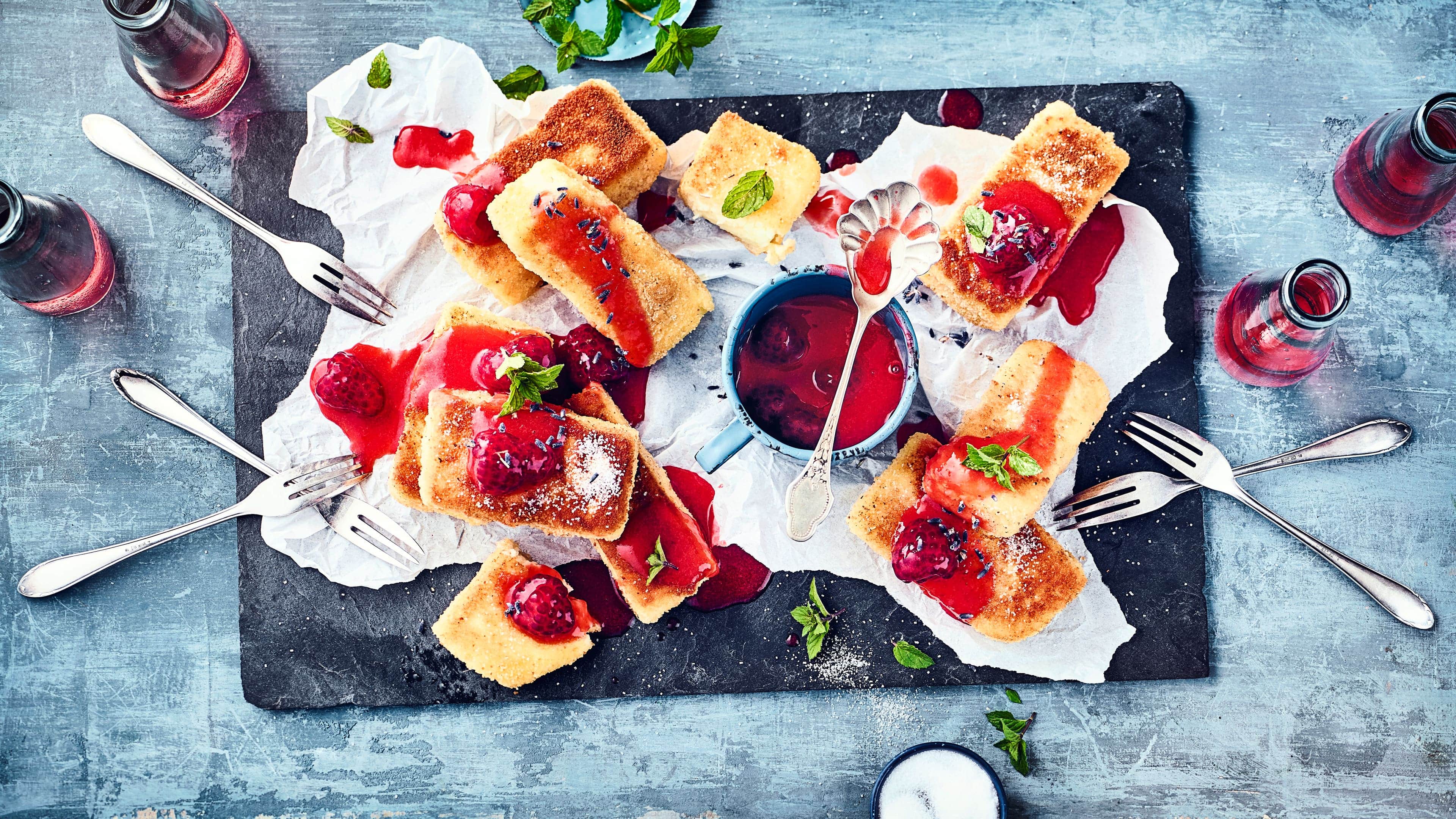 Grießschnitten Mit unseren gebratenen Grießschnitten bereiten Sie ein ausgefallenes Dessert zu, das mit einem warmen Erdbeer-Himbeer-Kompott serviert wird.