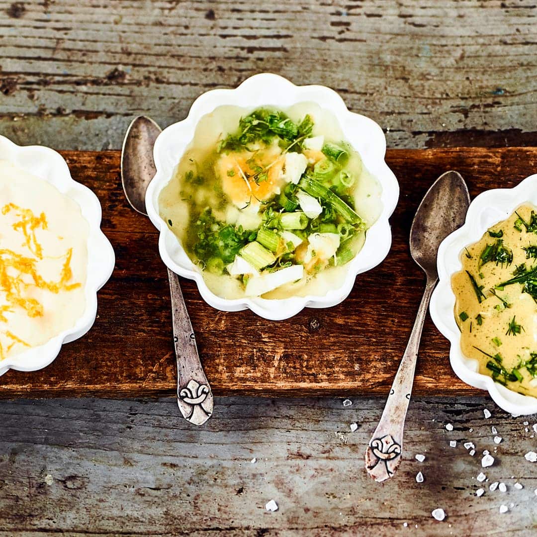 Eivinaigrette, Kräutervinaigrette und Orangenvinaigrette sind unsere drei Dressings, die hervorragend zu einem frischen, knackigen Kopfsalat passen.