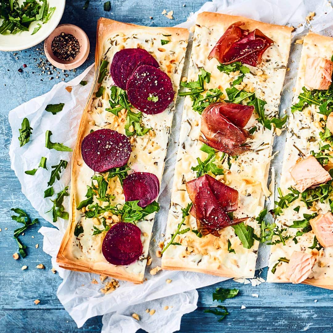 Elsässer Flammkuchen sind keine Pizza. Der Teig und die Zutaten für den Belag unterscheiden sich erheblich. Überzeugen Sie sich selbst mit dem EDEKA-Rezept!