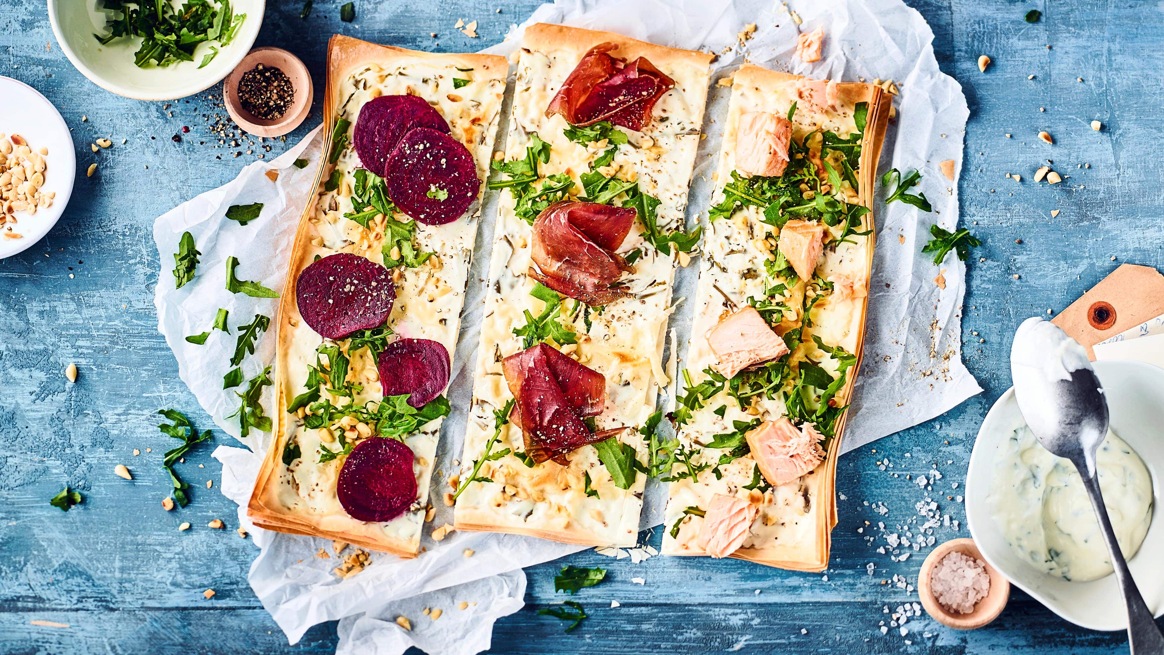 Dreierlei Flammkuchen Elsässer Flammkuchen sind keine Pizza. Der Teig und die Zutaten für den Belag unterscheiden sich erheblich. Überzeugen Sie sich selbst mit dem EDEKA-Rezept!