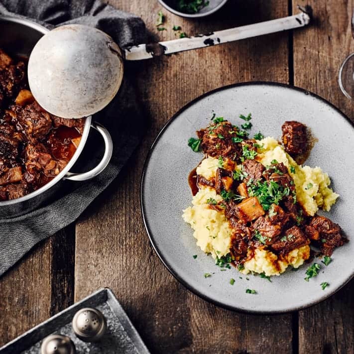 Unser Tipp für ein deftiges Wintergericht: Probieren Sie unser Rindergulasch mit Knollensellerie, würzigen Zwiebeln und getrockneten Aprikosen! Dazu gibt es Kartoffelpüree mit Apfel.