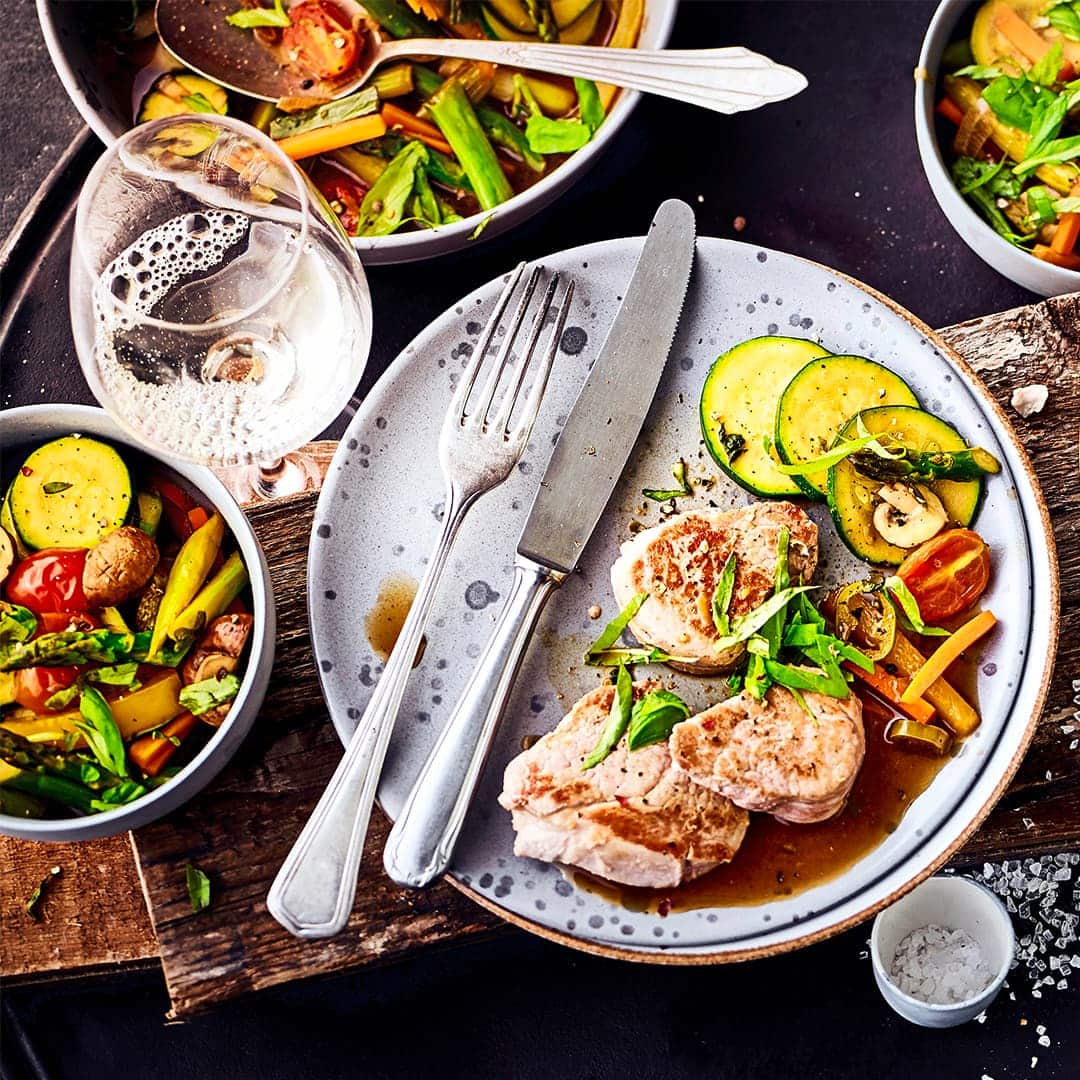 Zartes Spargelgemüse mit gebratenen Schweinemedaillons: Kochen Sie doch einmal für Ihre Gäste und verwöhnen Sie den Gaumen mit dieser Kombination!