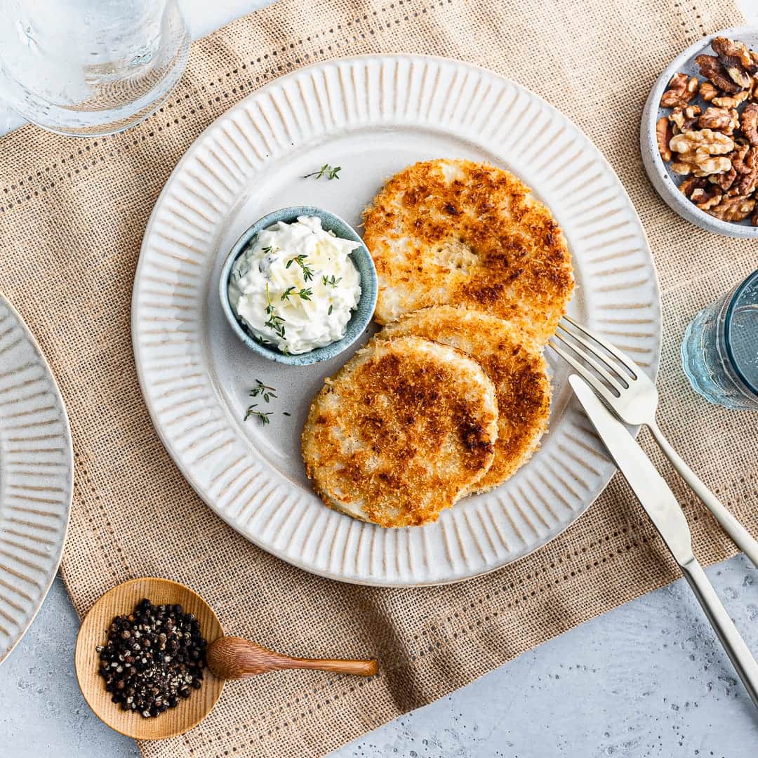 In der vegetarischen Küche ein klassisches Gericht und richtig lecker sind unsere Sellerieschnitzel. Wir servieren sie mit selbstgemachtem Apfel-Dip.
