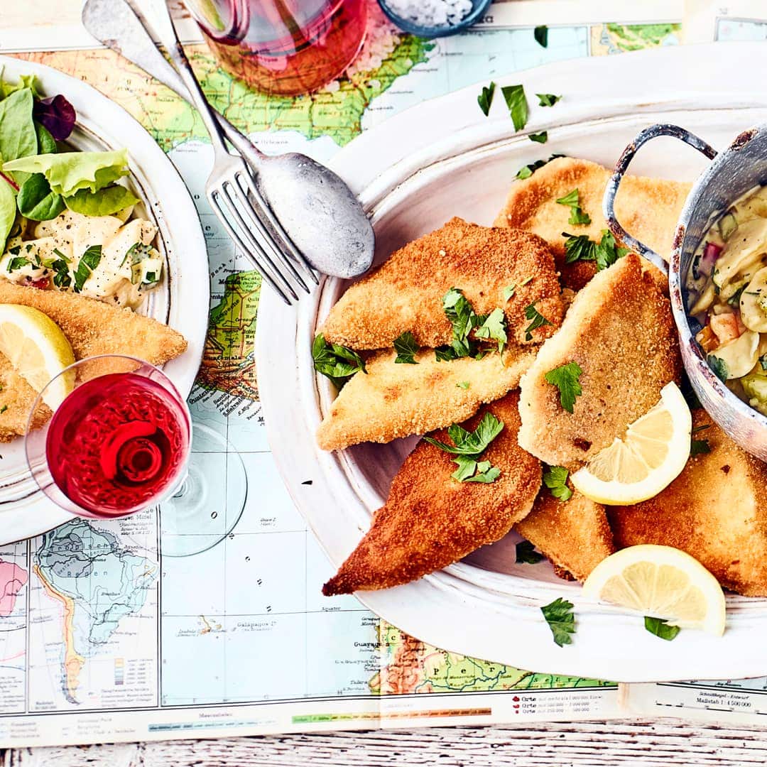 Diese schnelle Zwischenmahlzeit mit Fisch schmeckt auch Kindern gut: Probieren Sie unser gebackenes Rotbarschfilet mit einer Panade aus Mehl, Eiern und Milch – fertig in 25 Minuten!