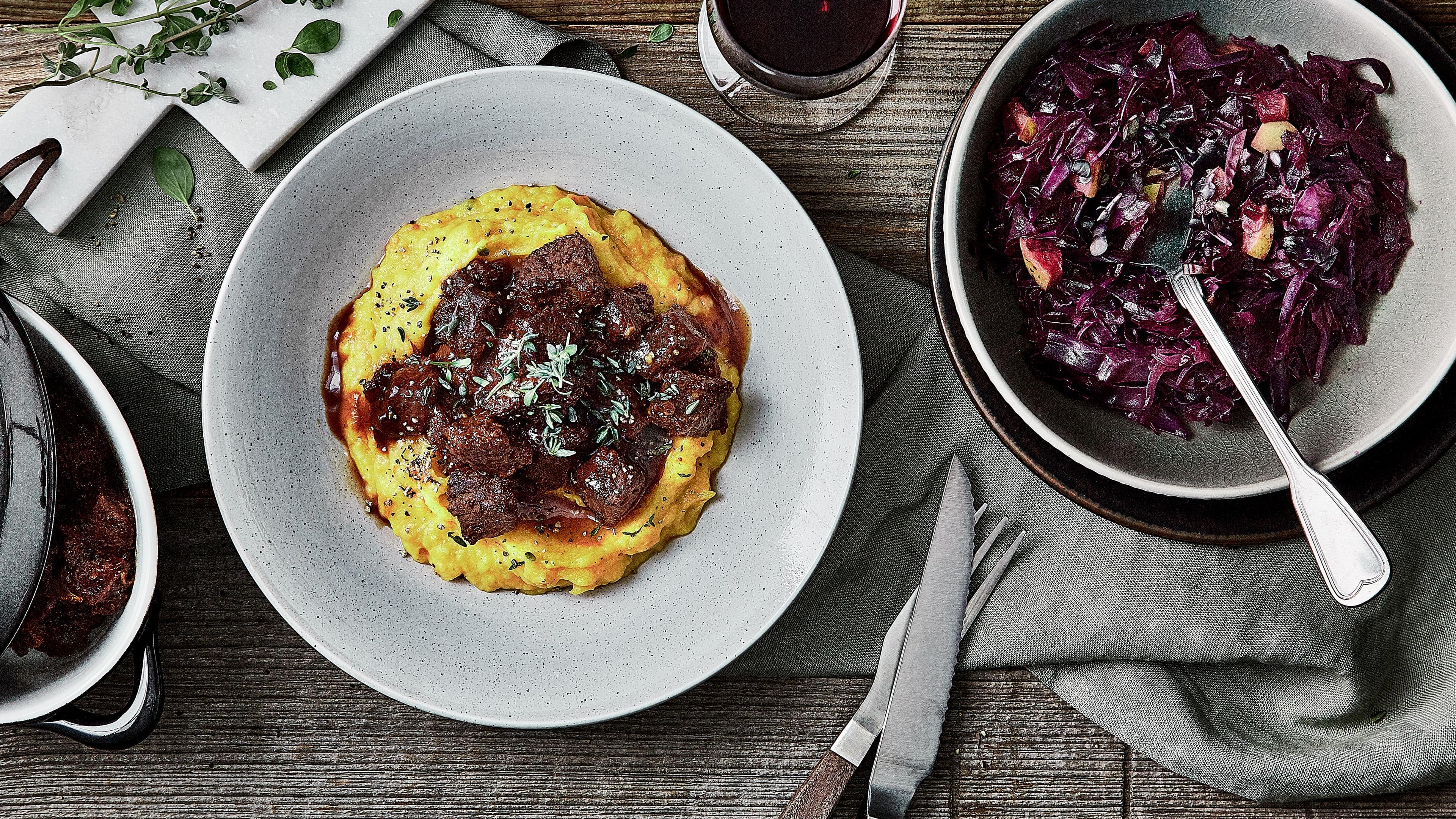 Rindergulasch mit Rotkohl Mit unserem Rezept gelingt Ihnen dieser Klassiker mit Wachholder- und Preiselbeeren: Probieren Sie unser pikant gewürztes Rindergulasch mit Apfel-Rotkohl und selbstgemachtem Kürbis-Kartoffelbrei!