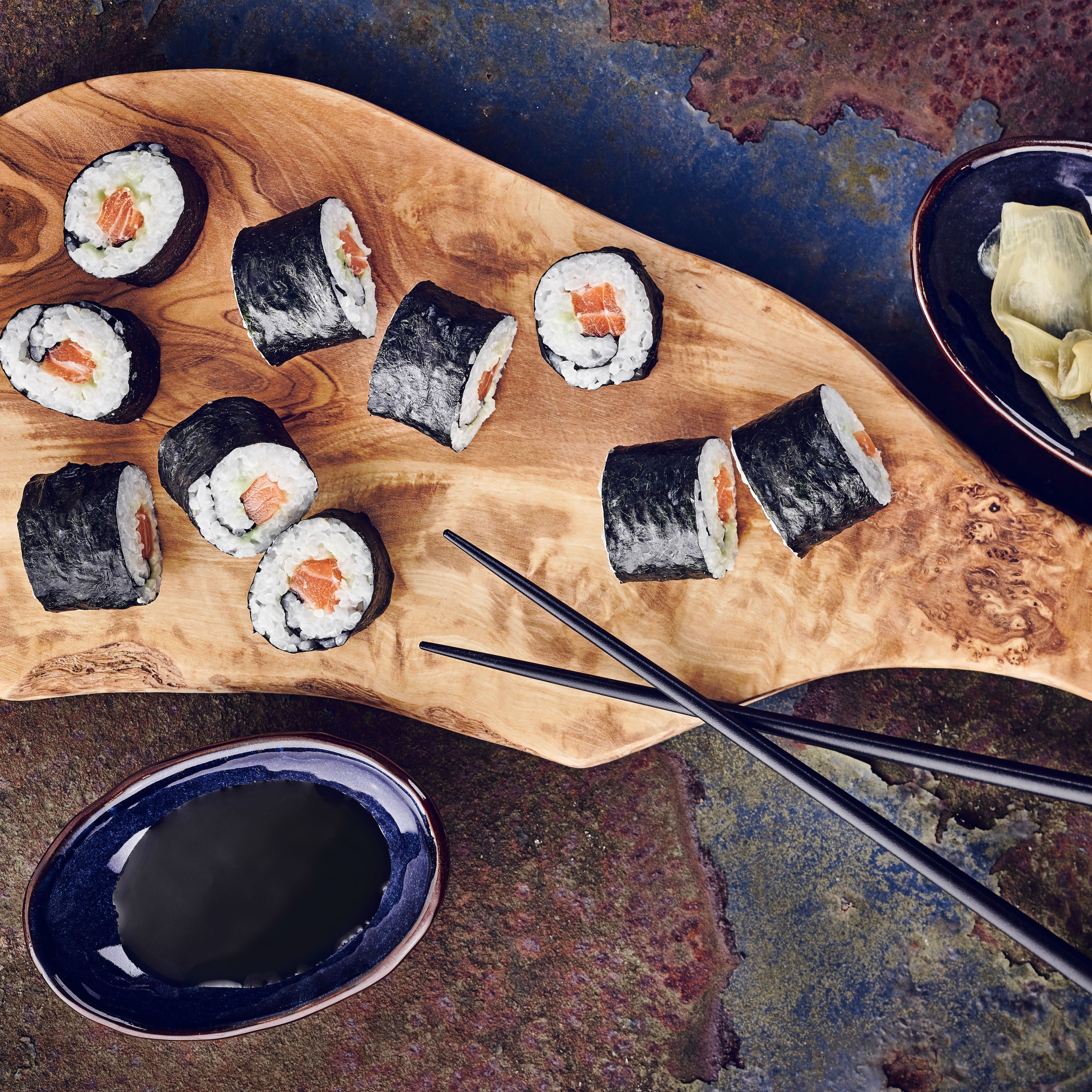 Sie möchten selbstgemachtes Sushi zuhause genießen? Entdecken Sie Sushi-Rezepte bei EDEKA und schlemmen Sie sich durch Maki, Nigiri, Sashimi & Co.