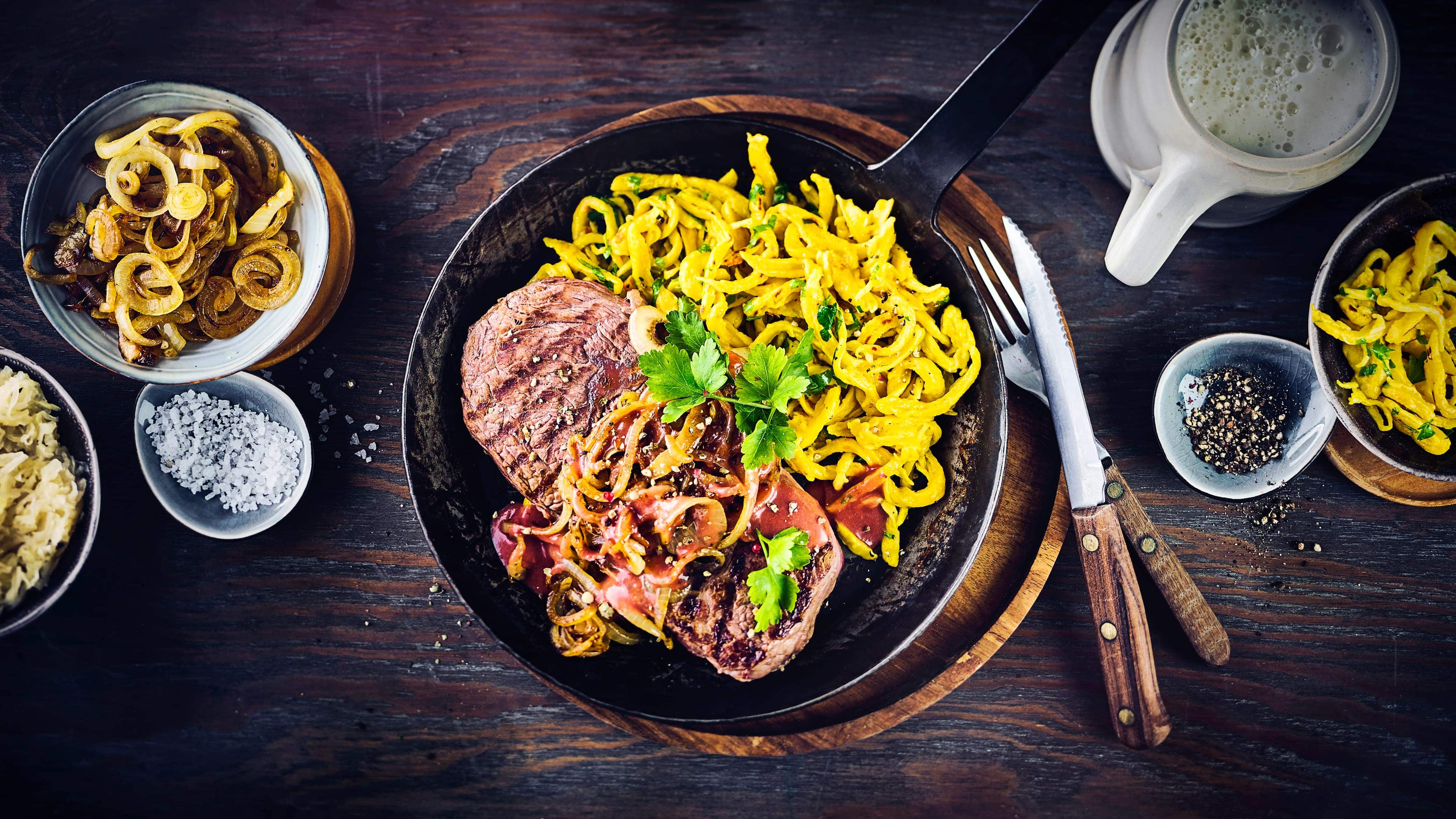 Zwiebelrostbraten Probieren Sie unser laktosefreies Rezept für Zwiebelrostbraten: Mit saftigem Rumpsteak, feinwürzigem Sauerkraut und raffinierten Kürbis-Kräuterspätzle!