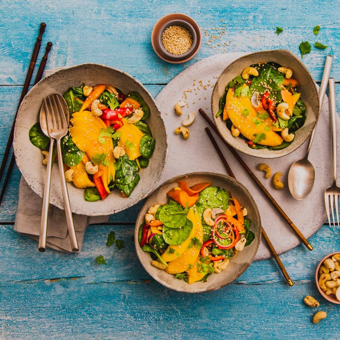 Die unverwechselbare Süße reifer Mangos, die milde Schärfe roter Zwiebeln und der intensive Koriander-Geschmack kennzeichnen diese ungewöhnliche Salatkreation, die vor allem zu Fischgerichten köstlich schmeckt.