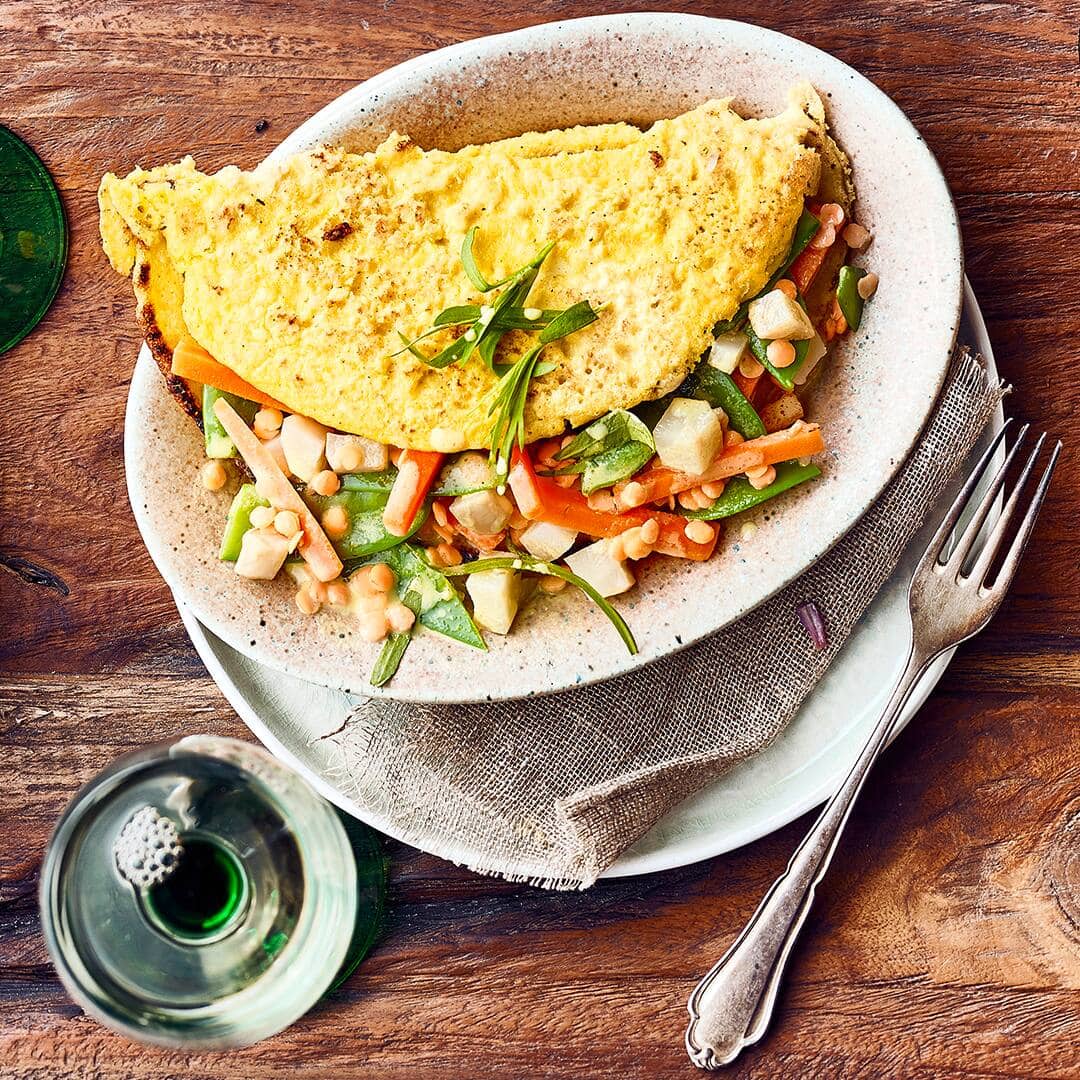 Probieren Sie unsere Hirsepfannkuchen mit herzhafter Füllung aus Topinambur, Zuckerschoten und roten Linsen in Kokosmilch – ganz ohne Laktose und Gluten!
