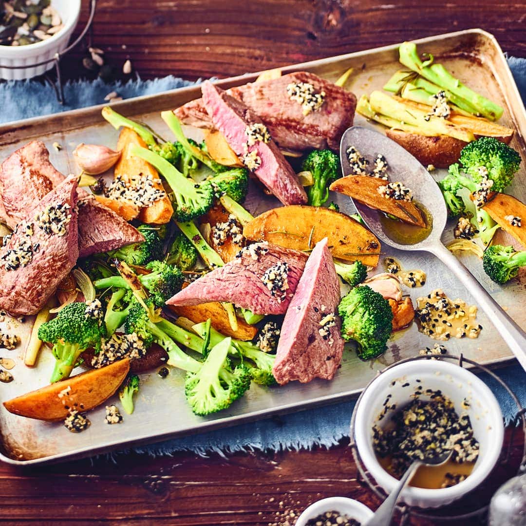 Zart und im Ofen rosa gebraten sind unsere Lammlachse einfach nur köstlich! In unserem Rezept kombinieren wir die Filets mit Süßkartoffelspalten und Spargoli - einer schmaleren Variante des Brokkoli, die etwas milder und süßer schmeckt und an Spargel erinnert.