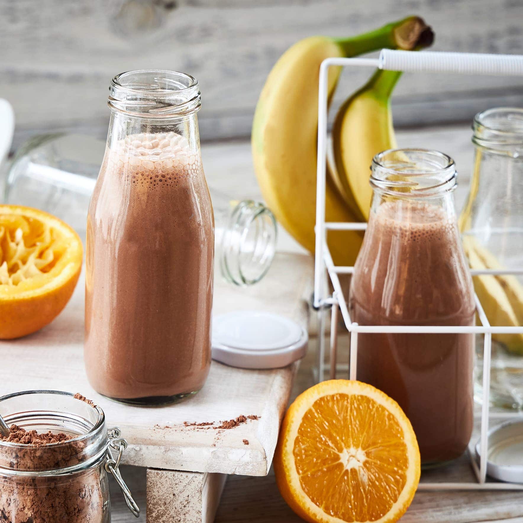 Vegan, gluten- und laktosefrei und dazu super lecker: Selbstgemachter Mandel-Schokodrink. Und mit ein wenig Eis wird er ganz schnell zum sommerlichen Mandel-Schoko-Frappé.