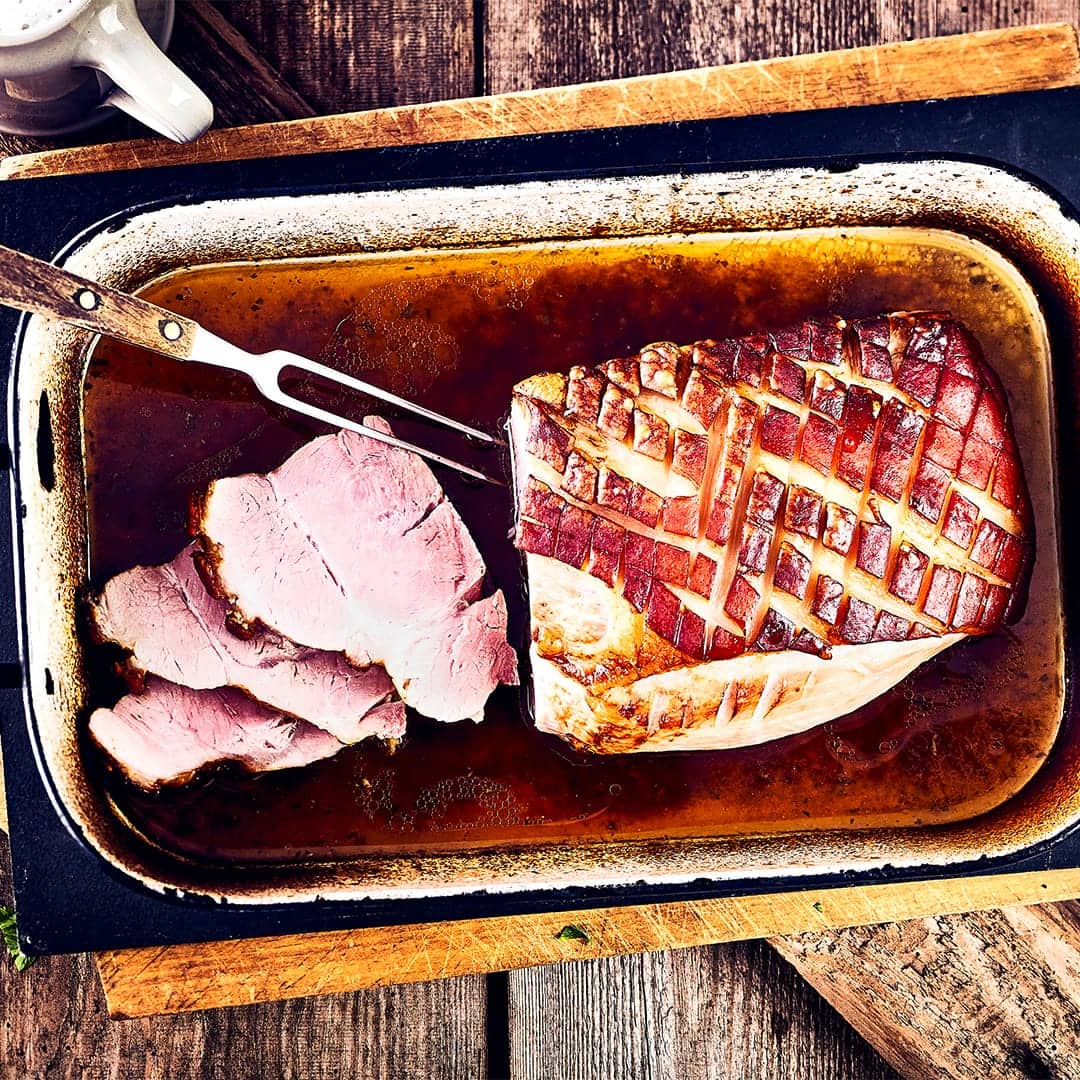 Für Ihr Weihnachtsmenü: Mit unserem Schweinebraten mit Rotkohl-Rezept gelingt Ihnen dieser Klassiker ganz leicht – probieren Sie es aus!