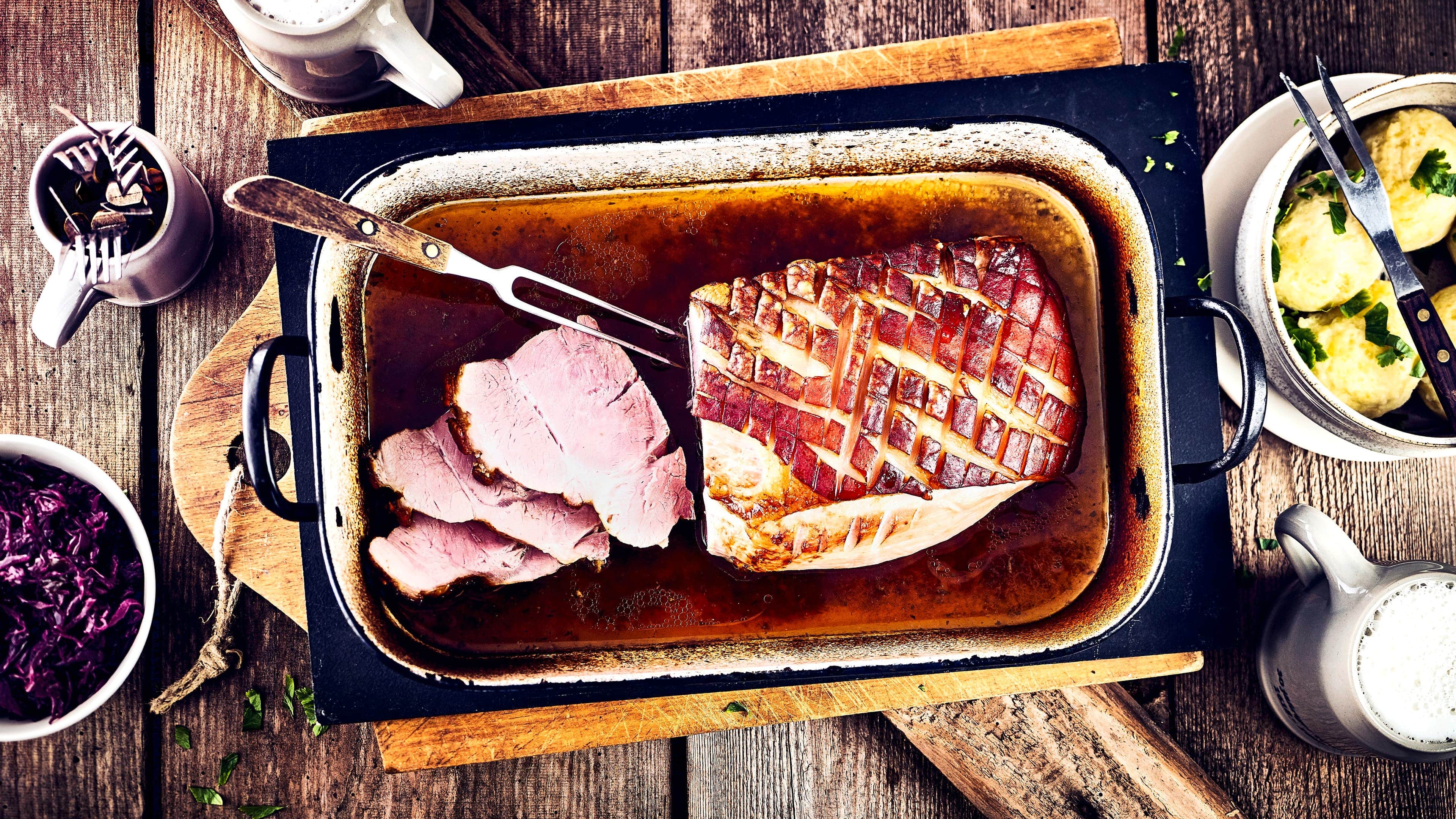 Schweinebraten mit Rotkohl Für Ihr Weihnachtsmenü: Mit unserem Schweinebraten mit Rotkohl-Rezept gelingt Ihnen dieser Klassiker ganz leicht – probieren Sie es aus!