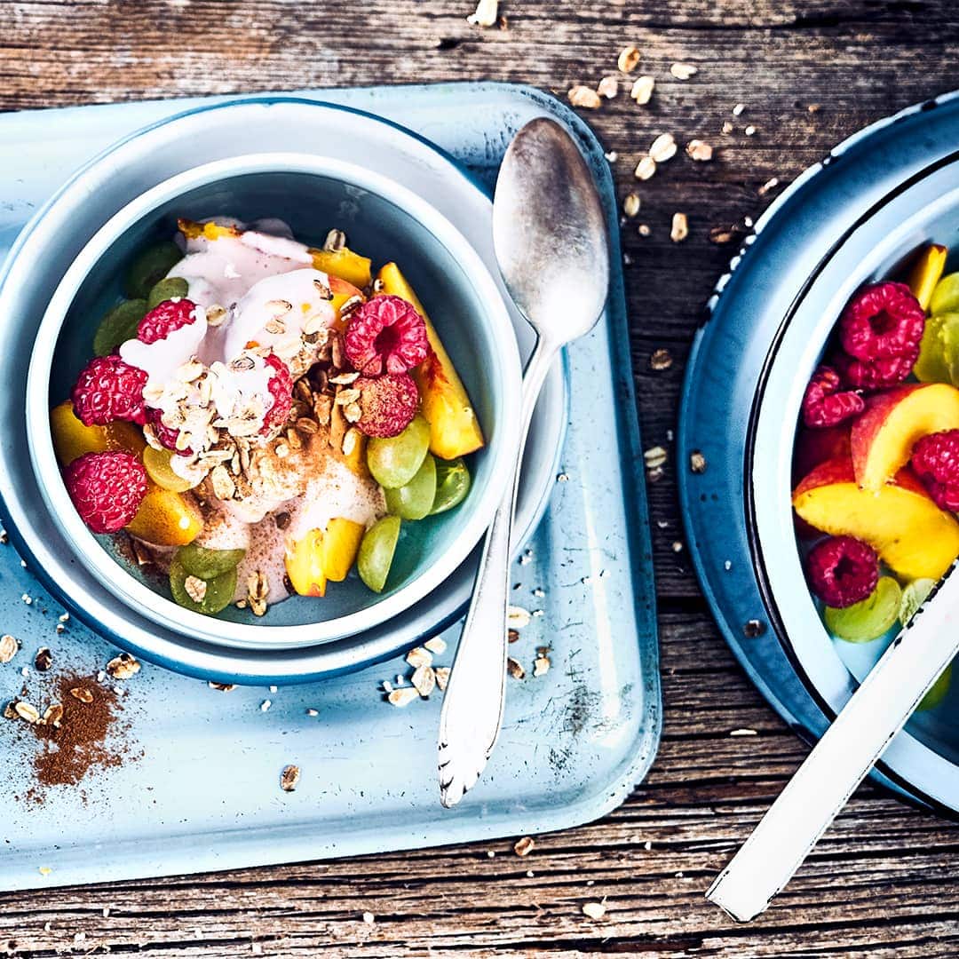 Ideal zum Frühstück oder als Dessert: Unser frischer Fruchtsalat mit feiner Beerenquarkcreme und Knusperflocken – fertig in nur zehn Minuten!