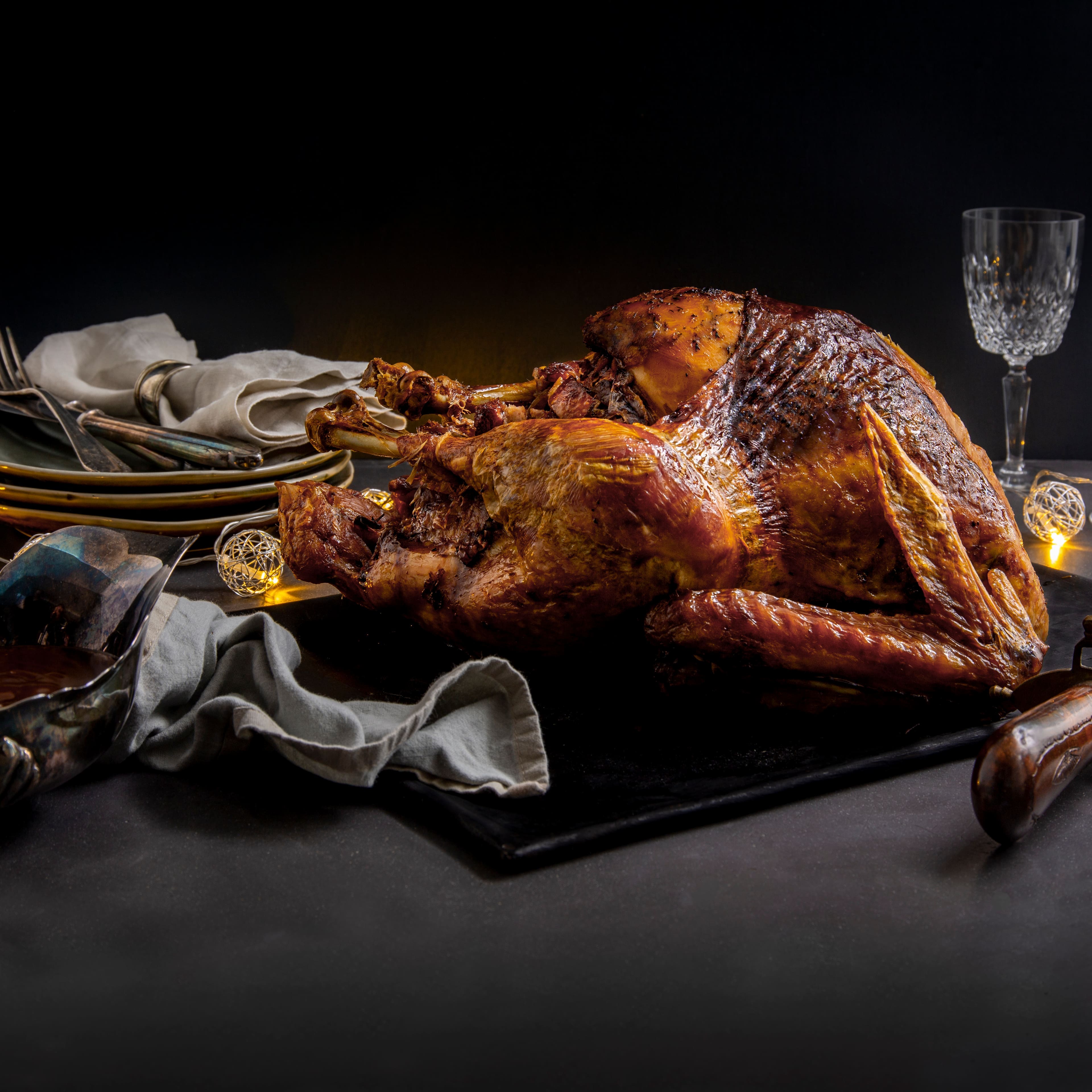 Ob für Weihnachten oder zum Sonntagsessen. Unser Rezept für gefüllten Truthahn erklärt und beschreibt die Füllung ganz genau. Und dann ab in den Ofen!
