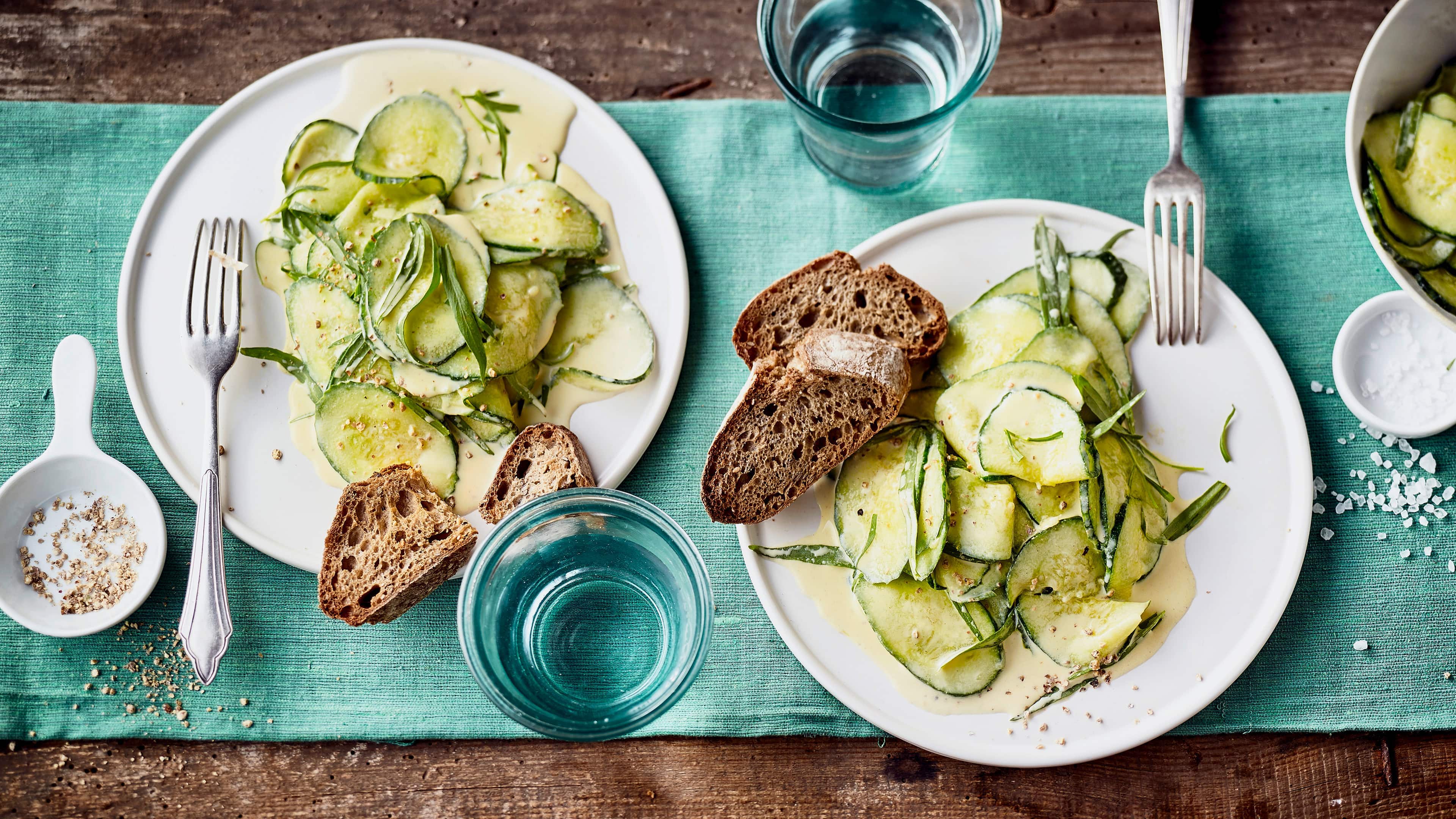 Gurkensalat mit Estragon Bereiten Sie mit unserem Rezept in nur 20 Minuten einen leckeren vegetarischen Gurkensalat mit frischem Estragon, mittelscharfem Senf und Orangensaft zu.