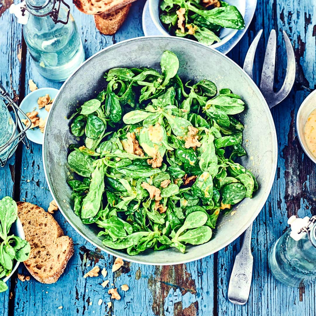 Frisches Gericht für Vegetarier: Probieren Sie unseren Feldsalat mit Walnüssen und einem Frischkäse-Dressing! Dazu reichen Sie Ciabatta.