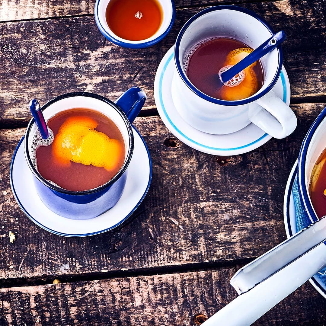 Würzig und fruchtig: mit unserem Rezept für den Ingwer-Orangen-Punsch benötigen Sie nur sechs Zutaten und 20 Minuten Zeit – probieren Sie es gleich mal aus!