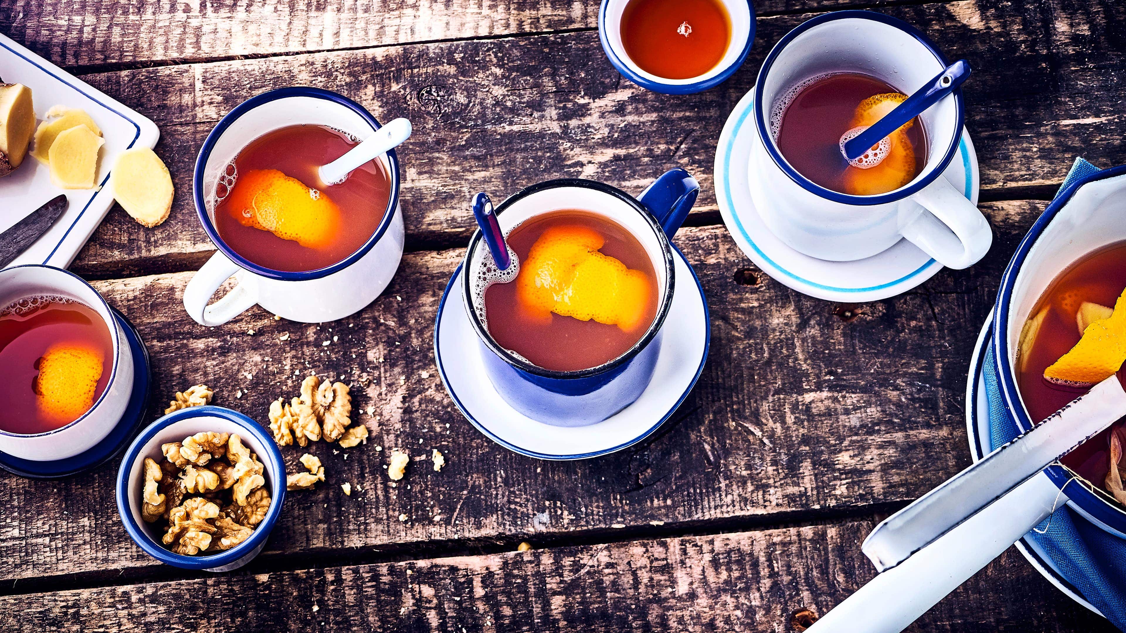 Ingwer-Orangen-Punsch Würzig und fruchtig: mit unserem Rezept für den Ingwer-Orangen-Punsch benötigen Sie nur sechs Zutaten und 20 Minuten Zeit – probieren Sie es gleich mal aus!