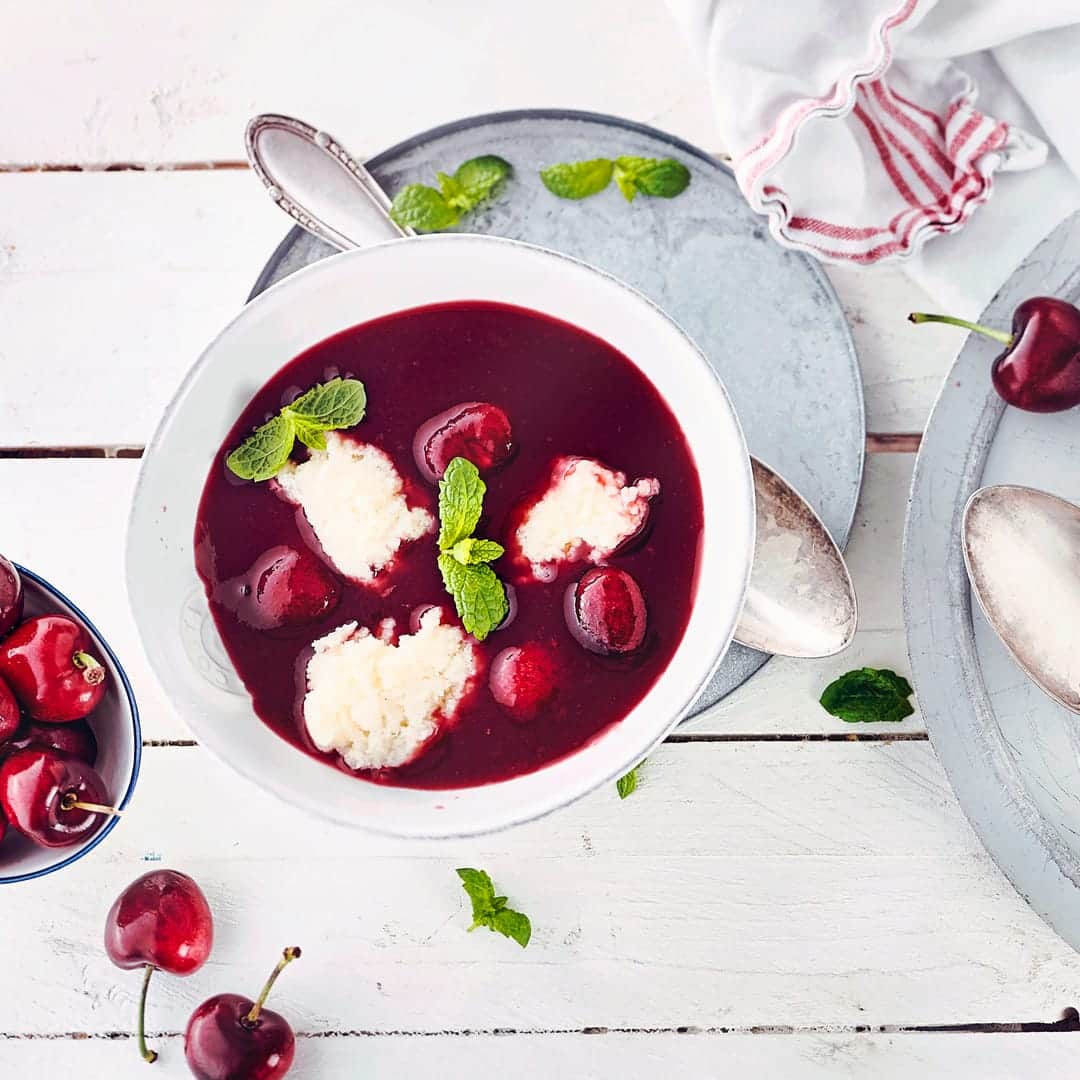 Ein leichtes fruchtiges Gericht für den Sommer ist unsere Kirschsuppe mit Grießklößen. So schön fruchtig und durch die Grießklößchen erinnert es fast an ein Dessert.