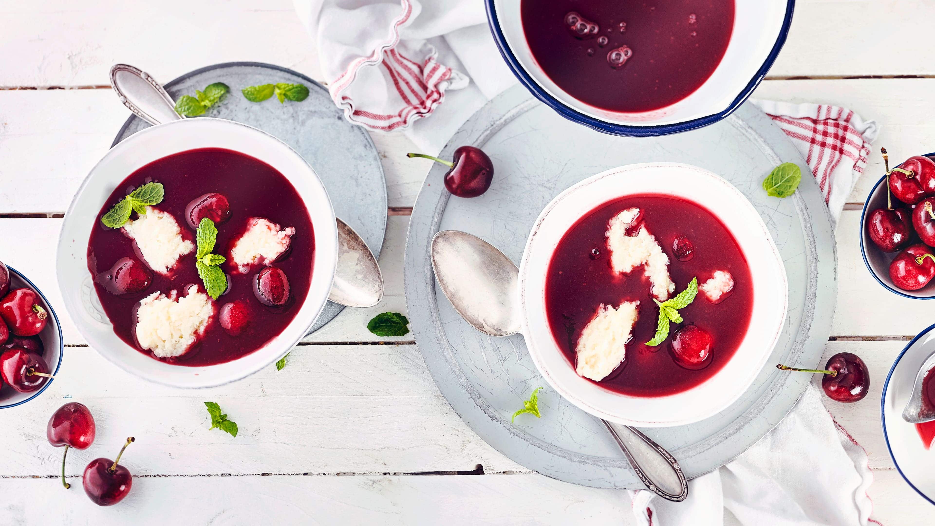 Kirschsuppe Ein leichtes fruchtiges Gericht für den Sommer ist unsere Kirschsuppe mit Grießklößen. So schön fruchtig und durch die Grießklößchen erinnert es fast an ein Dessert.