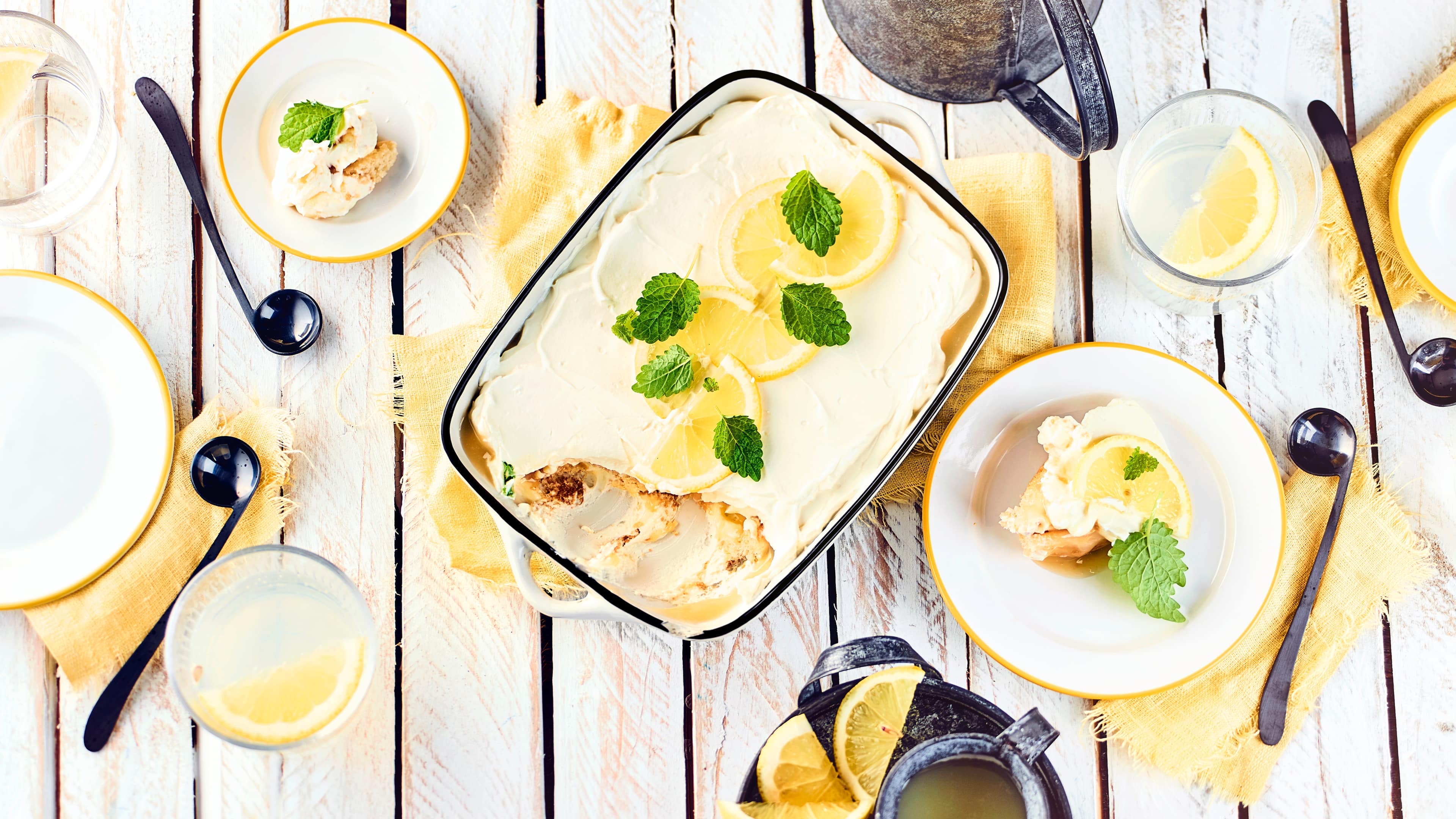 Zitronen-Tiramisu Cremig vollmundig wie ein Tiramisu und dazu leicht säuerlich und erfrischend durch Zitrone: Unser Rezept für selbstgemachtes Zitronen-Tiramisu.