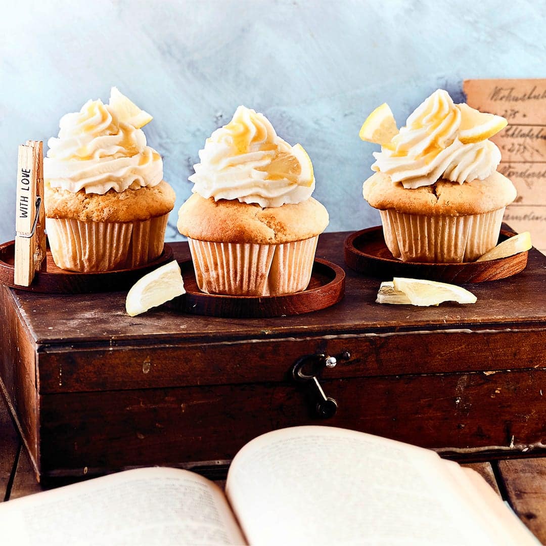 Mit selbstgemachtem Frischkäse-Frosting und Lemon-Curd-Topping sehen die kleinen Zitronen Cupcakes fast noch süßer aus als sie schmecken – einfach ausprobieren!