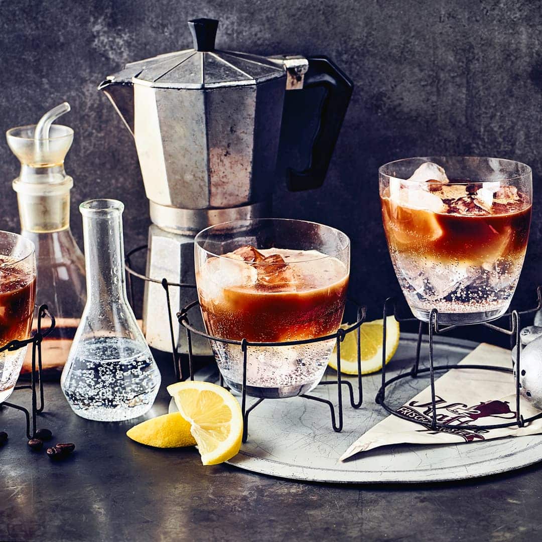 Absolut trendig und herrlich erfrischend für den Sommer: Servieren Sie Ihren Gästen einmal Espresso Tonic oder genießen Sie ihn ganz für sich alleine – je nach Geschmack und am besten eiskalt.