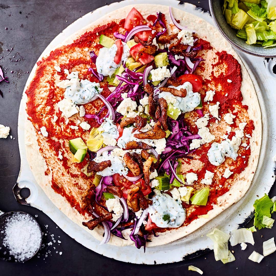 Die Wrap-ähnliche Rolle erfreut sich inzwischen fast so großer Beliebtheit wie der klassische Döner: Wir füllen unser Dürüm mit Hähnchenfleisch, Feta und selbstgemachter Kräutersoße