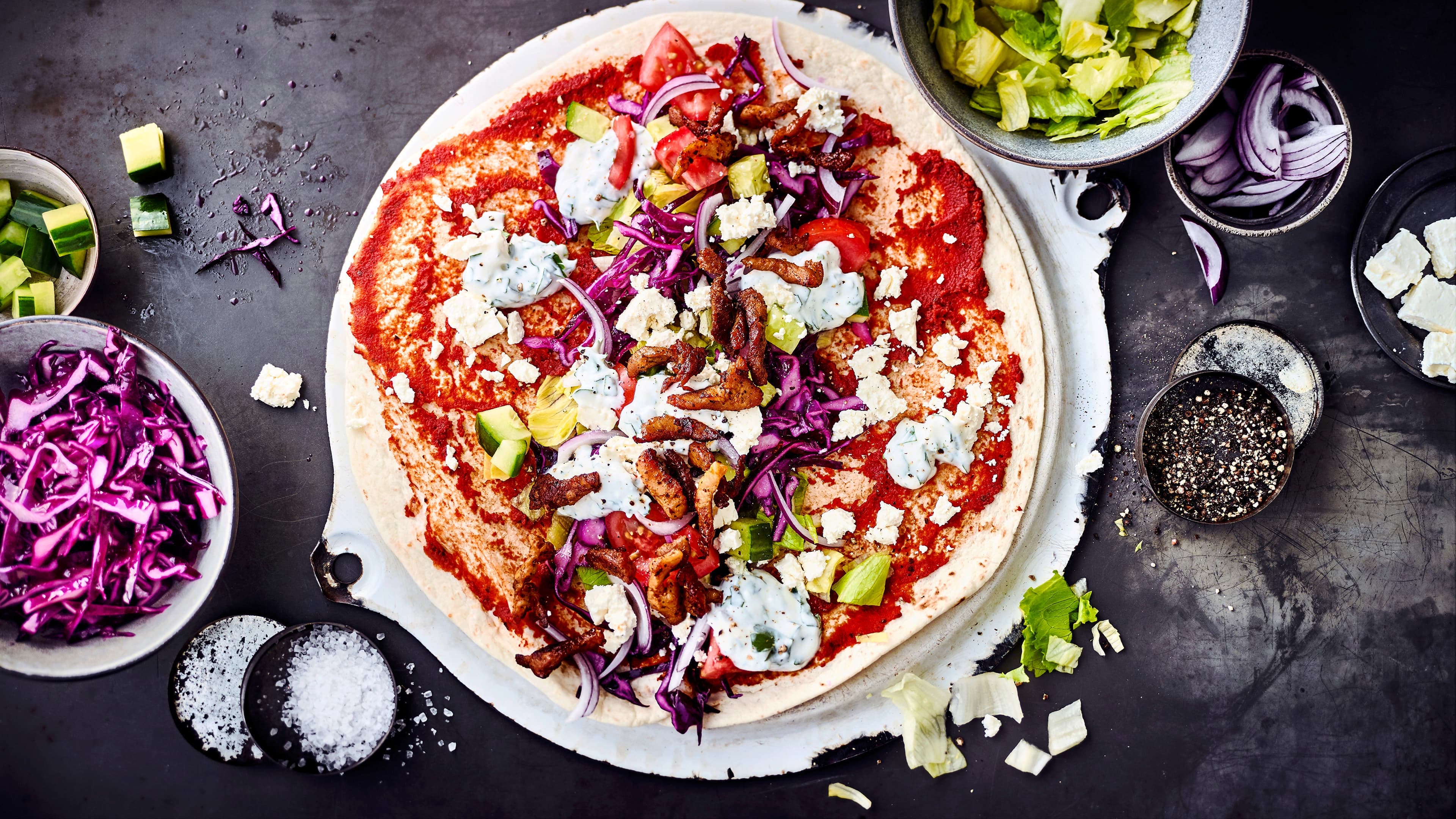 Dürüm Die Wrap-ähnliche Rolle erfreut sich inzwischen fast so großer Beliebtheit wie der klassische Döner: Wir füllen unser Dürüm mit Hähnchenfleisch, Feta und selbstgemachter Kräutersoße