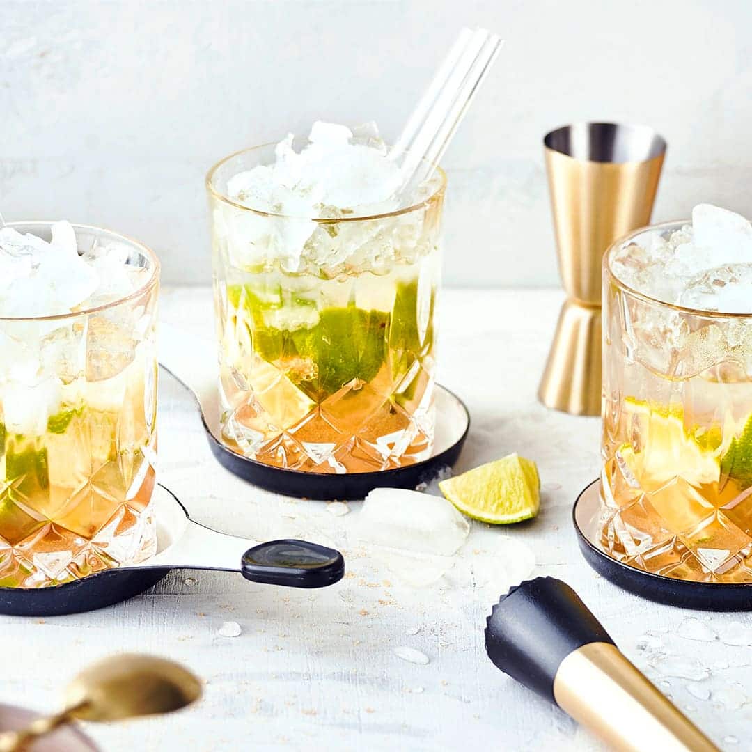 Ähnlich dem Caipirinha aber mit Vodka zubereitet ist der Caipiroska – ein leckerer Cocktail, am besten eisgekühlt serviert.
