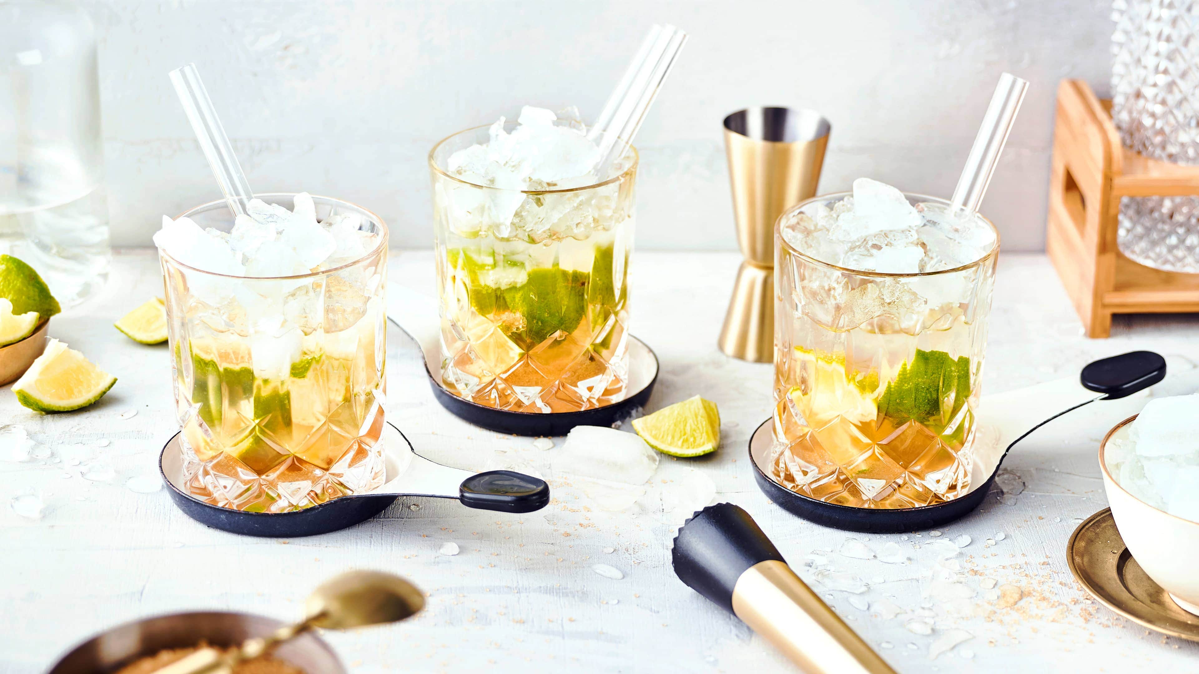 Caipiroska Ähnlich dem Caipirinha aber mit Vodka zubereitet ist der Caipiroska – ein leckerer Cocktail, am besten eisgekühlt serviert.